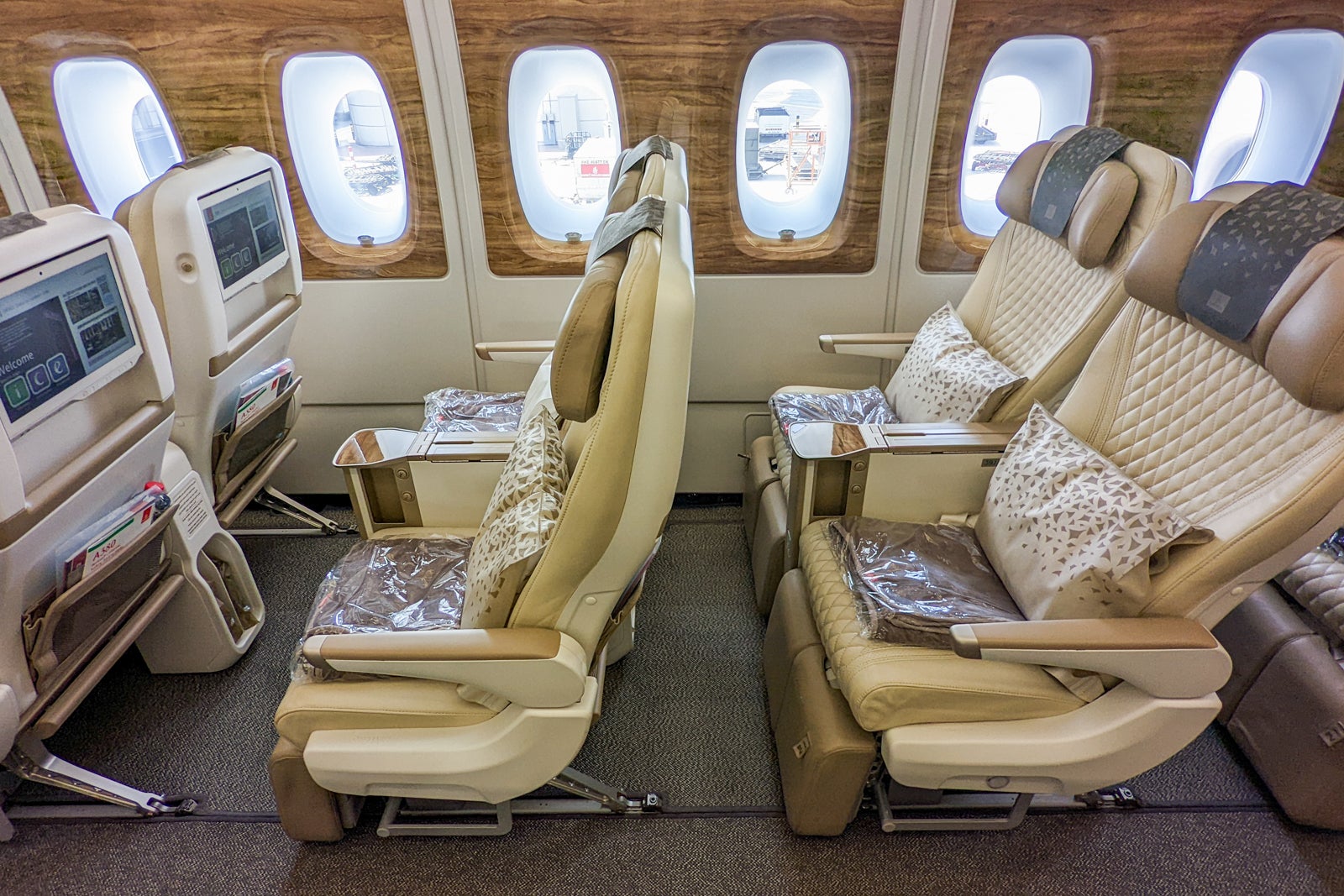 Review: Emirates A380 Business Class | Dubai - Singapore | Milesopedia