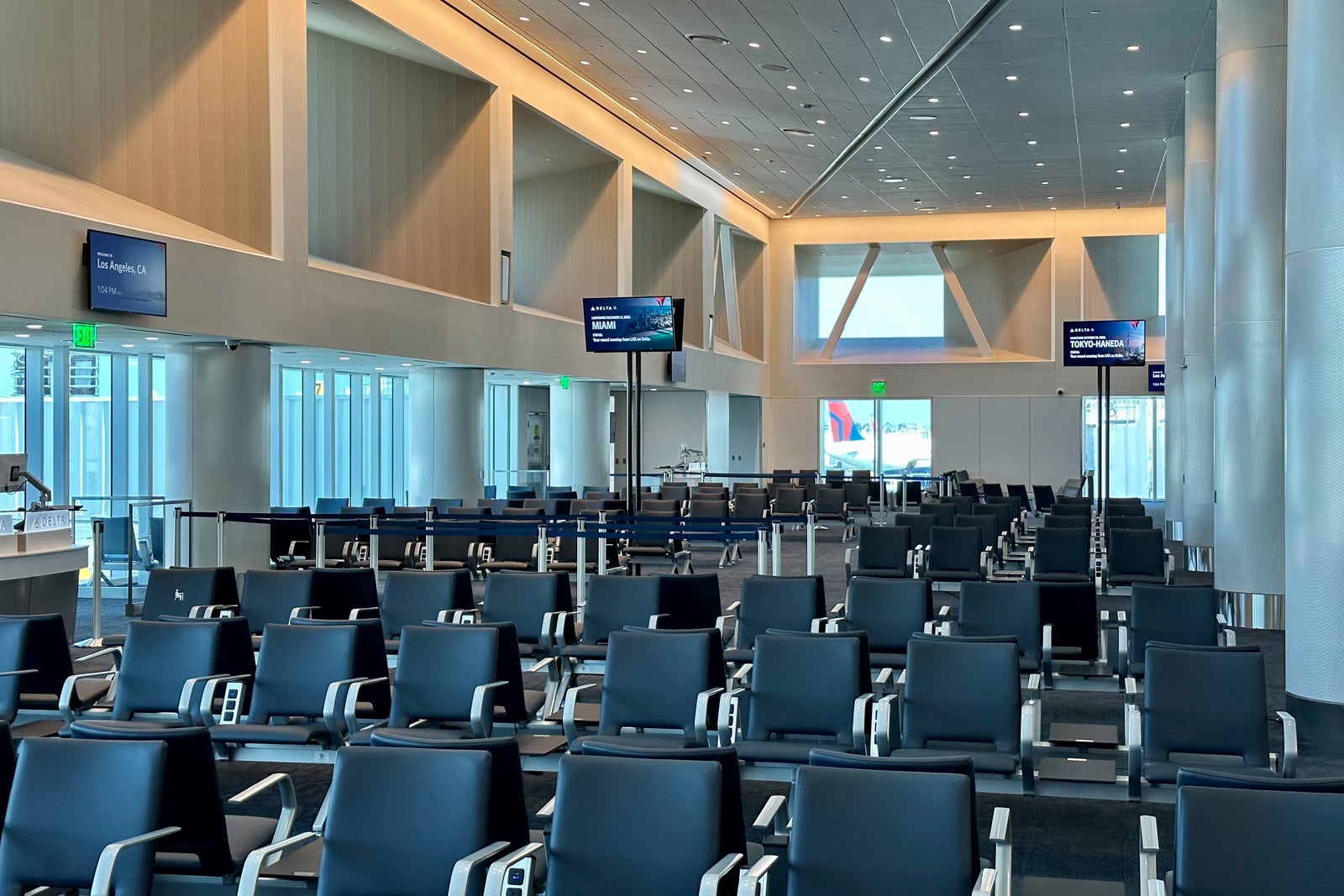 Delta debuts 9 new gates at LAX as Sky Way terminal gets premium-heavy ...