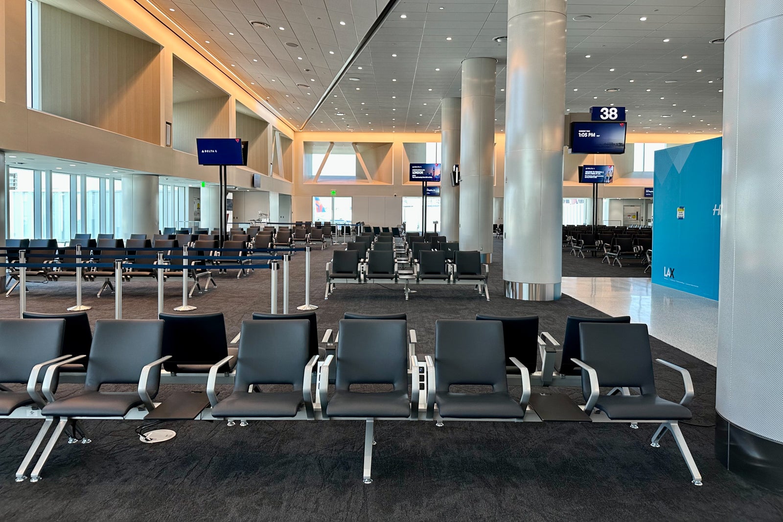 Delta debuts 9 new gates at LAX as Sky Way terminal gets premium-heavy ...