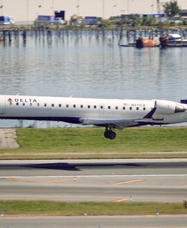 Delta joins United in debuting special CRJ-550 regional jet with walk-up bar