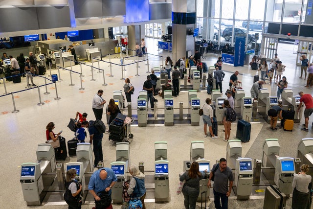 Labor Day weekend travelers see far fewer flight delays, cancellations ...