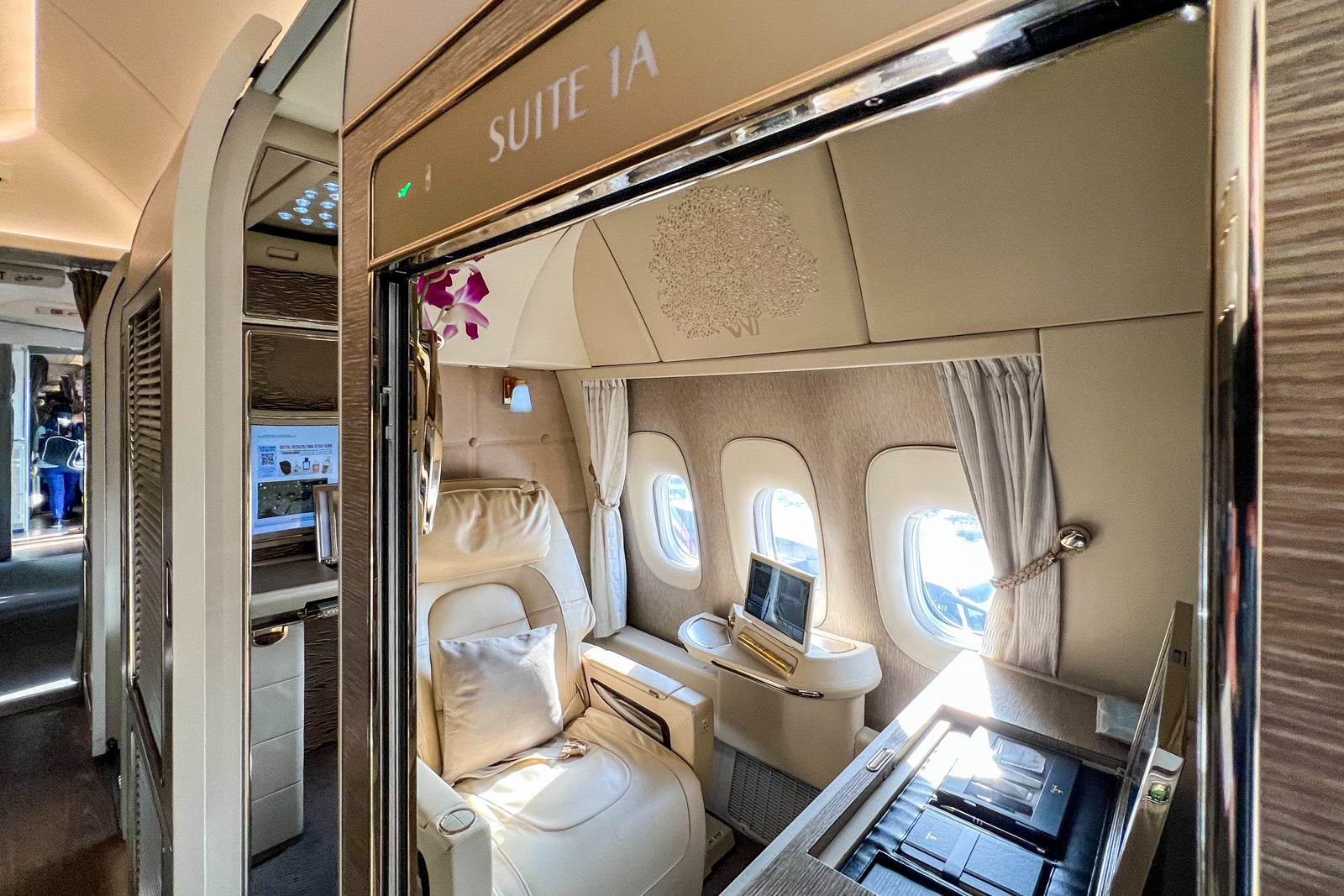 The new Emirates first class suites offers binoculars : r/aviation