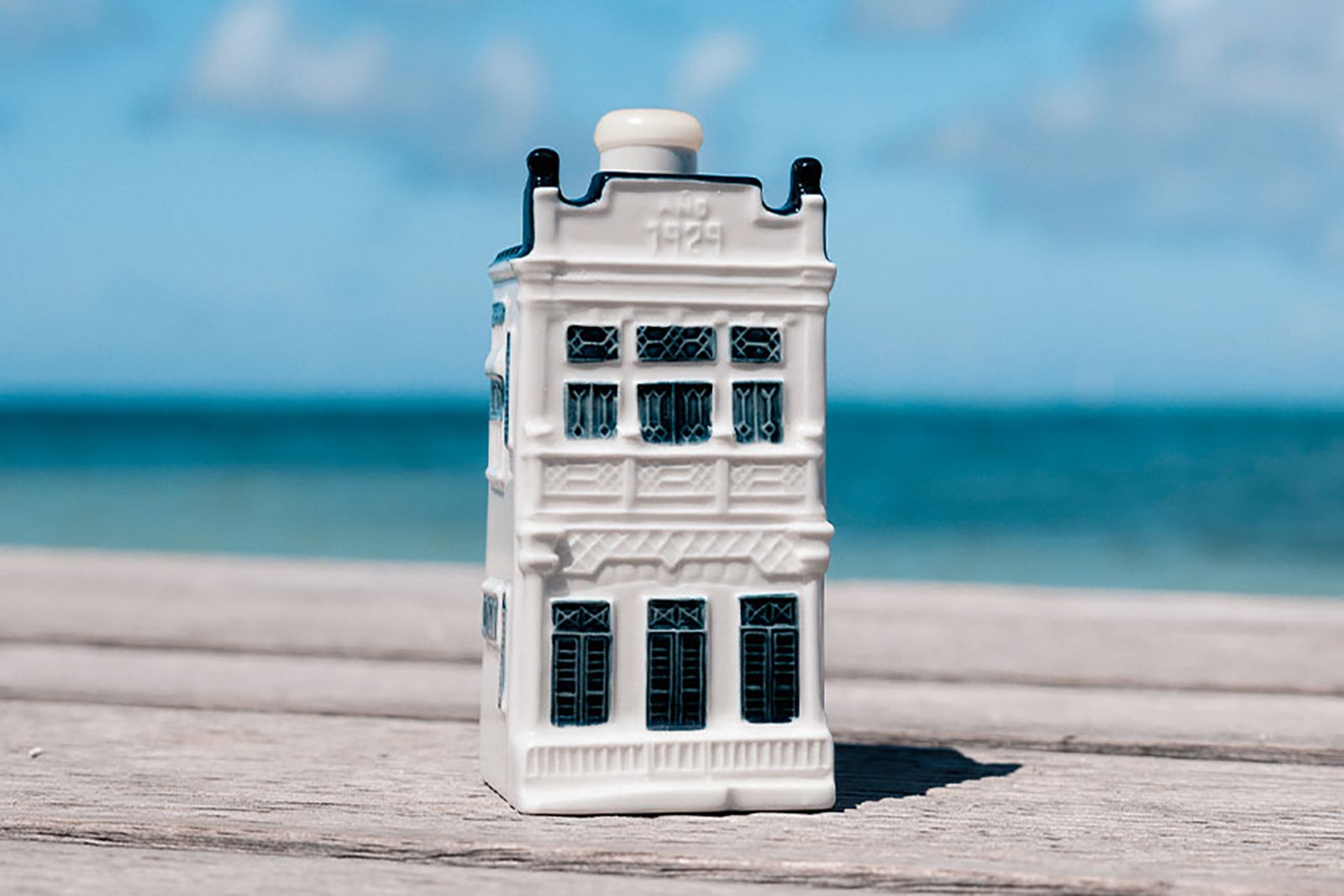 The newest airline collectible is out: KLM’s 103rd Delftware miniature house