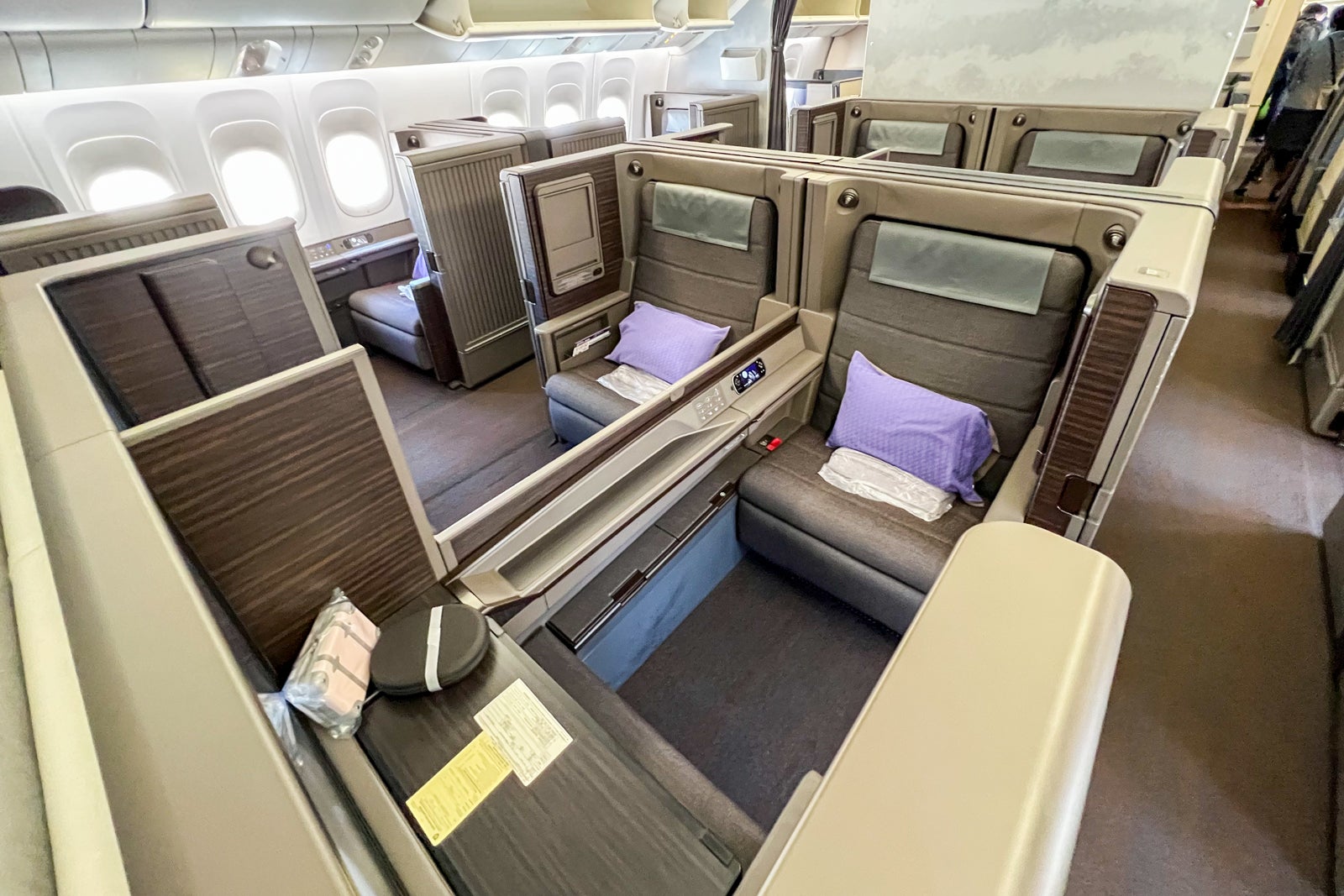 20221017 ANA 777 Star Alliance LAX ANA Lounge NRT ERosen ANA 777 The Suite Cabin center seats 59