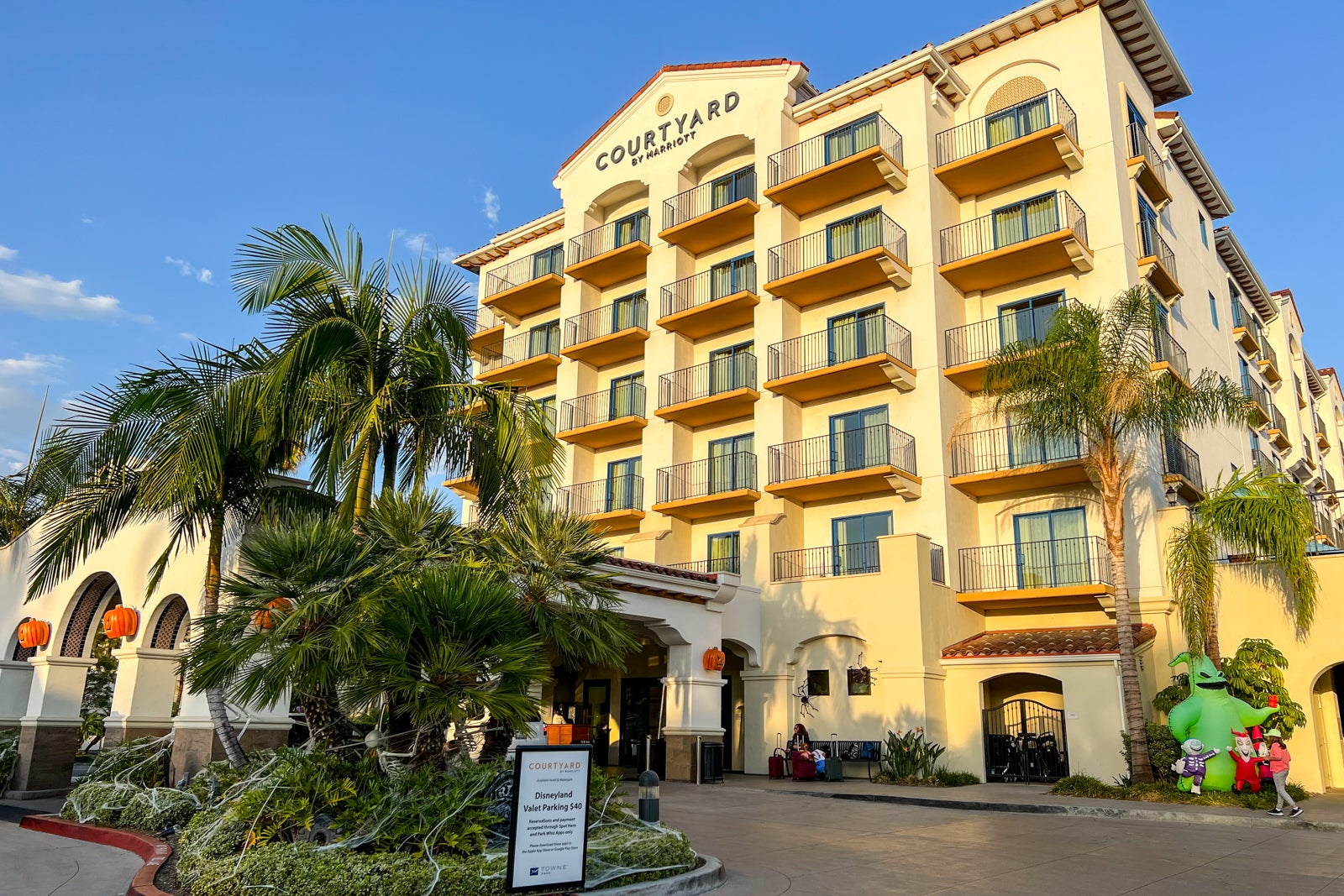 A 700 room steps from Disneyland Inside the fabulous Courtyard