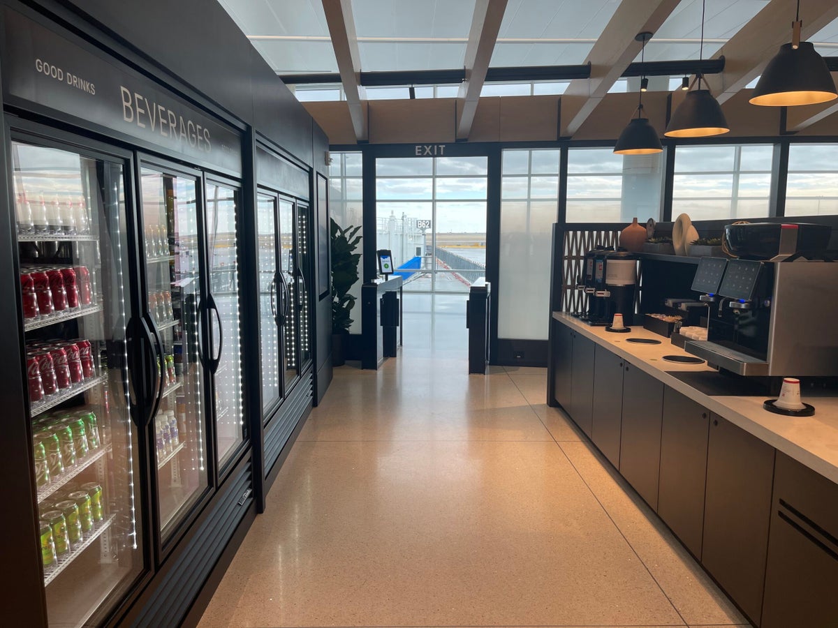United Debuts a New Grab-and-Go Lounge to Help You Fuel up for Your Flight