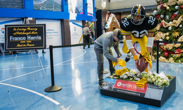 Airport's statue of Pittsburgh Steeler Franco Harris now impromptu memorial  - The Points Guy