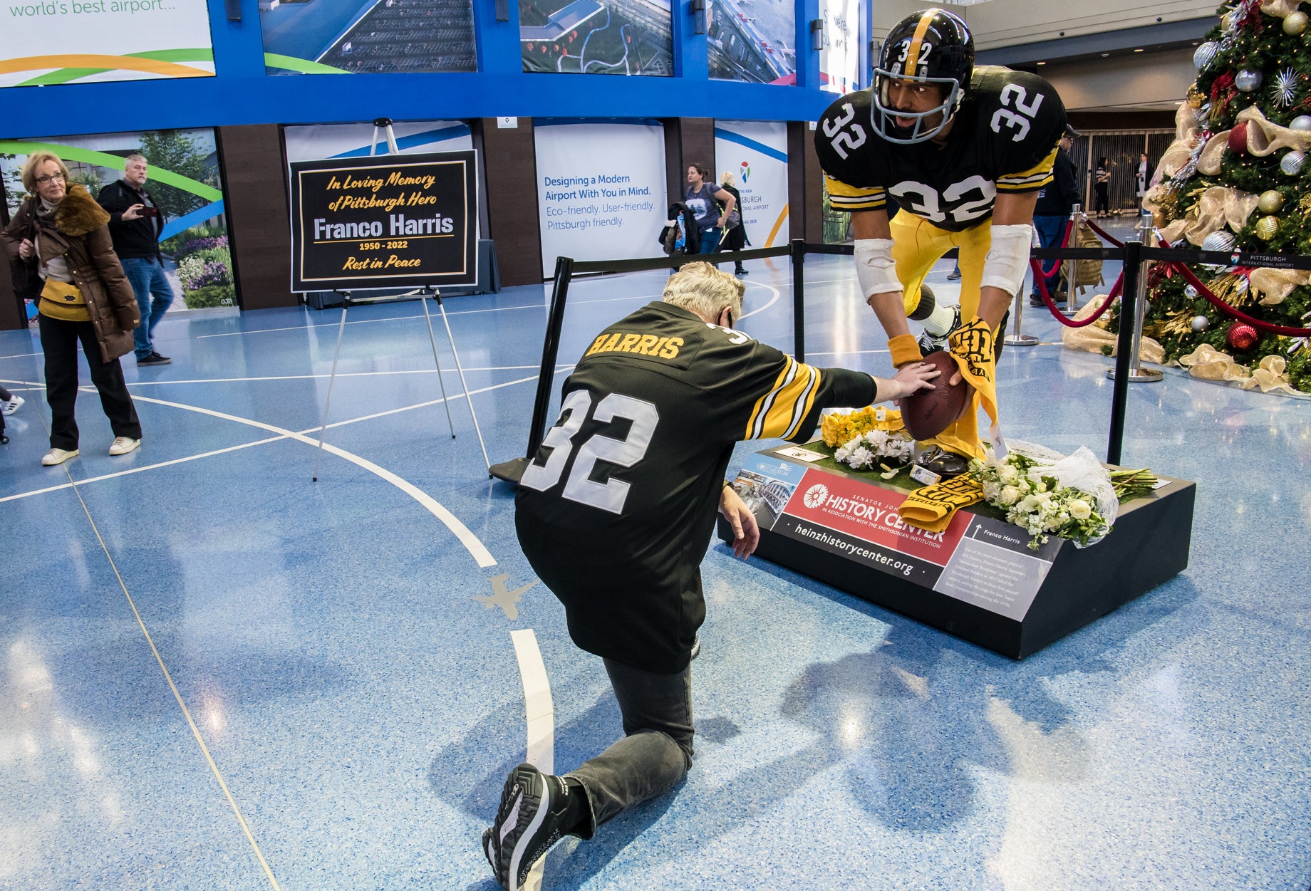 Airport’s statue of Pittsburgh Steeler Franco Harris now impromptu ...