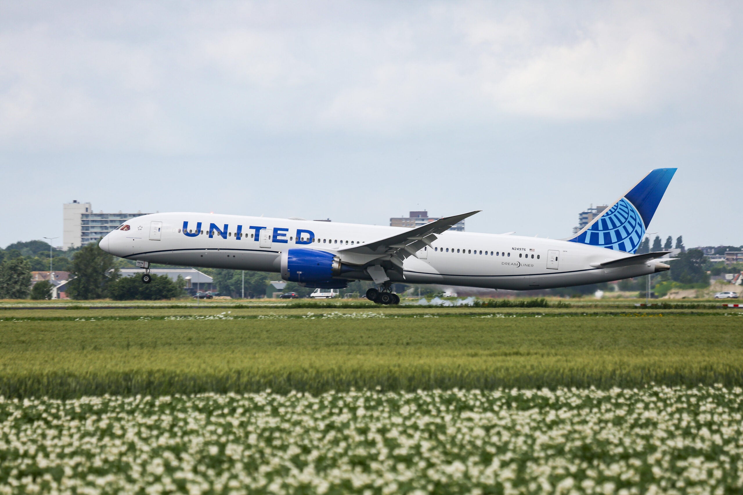 United Airlines orders up to 200 Boeing 787s, setting stage for