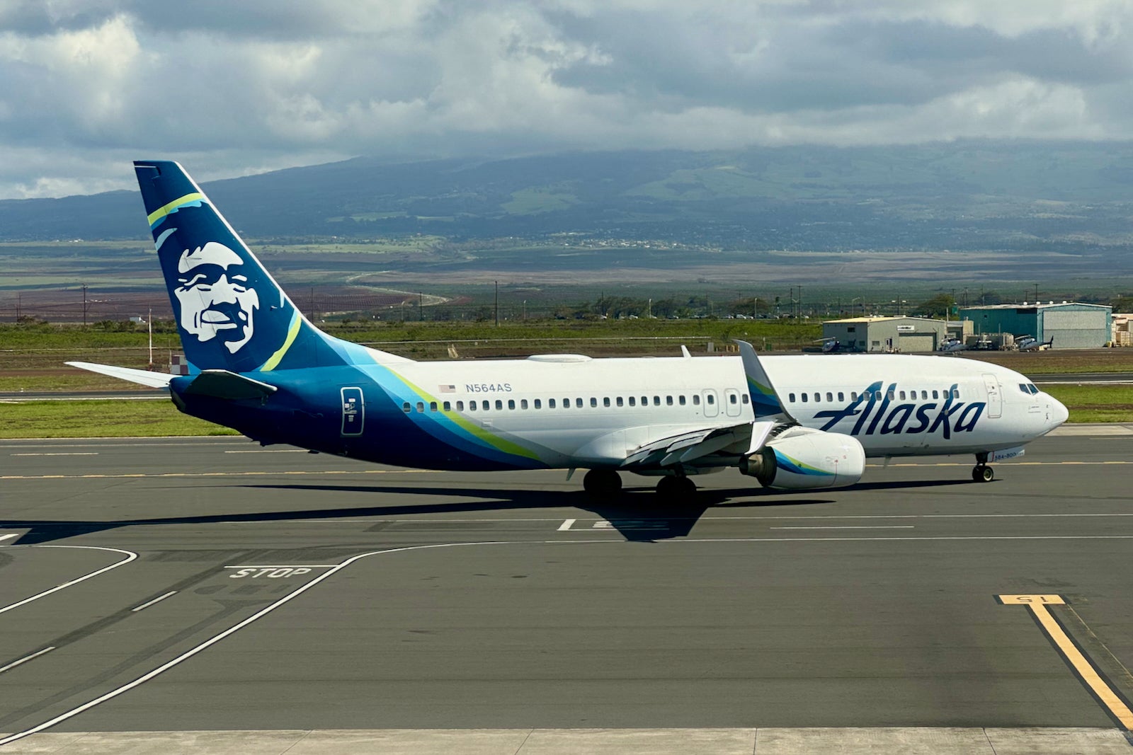 Alaska Airlines Boeing 737 Maui OGG