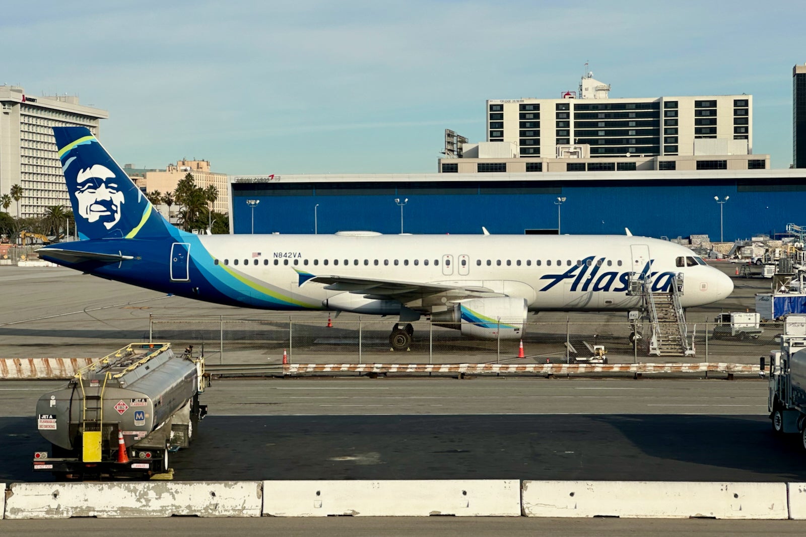 Alaska Airlines Airbus A320 at LAX