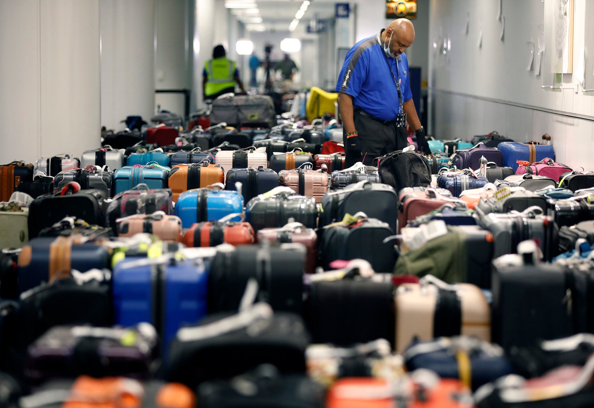 In a sea of checked bags, the 29 Apple AirTag is my holiday hero The