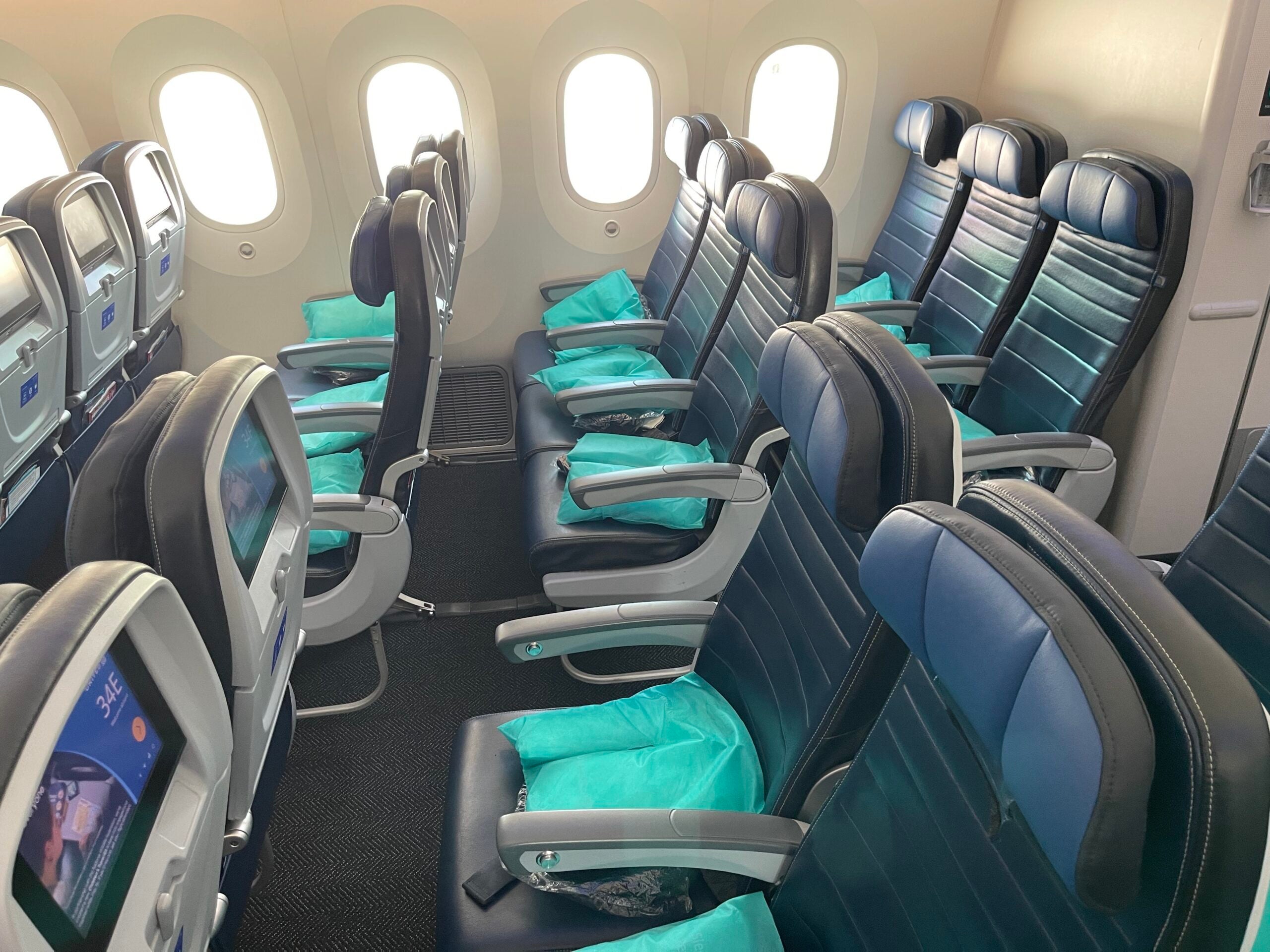 United Airlines economy class on a Boeing 787-9 Dreamliner
