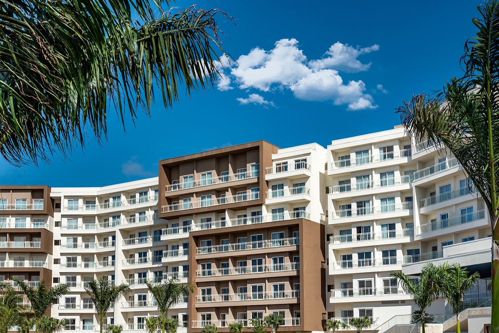 Things we love about aruba s new family friendly embassy suites resort