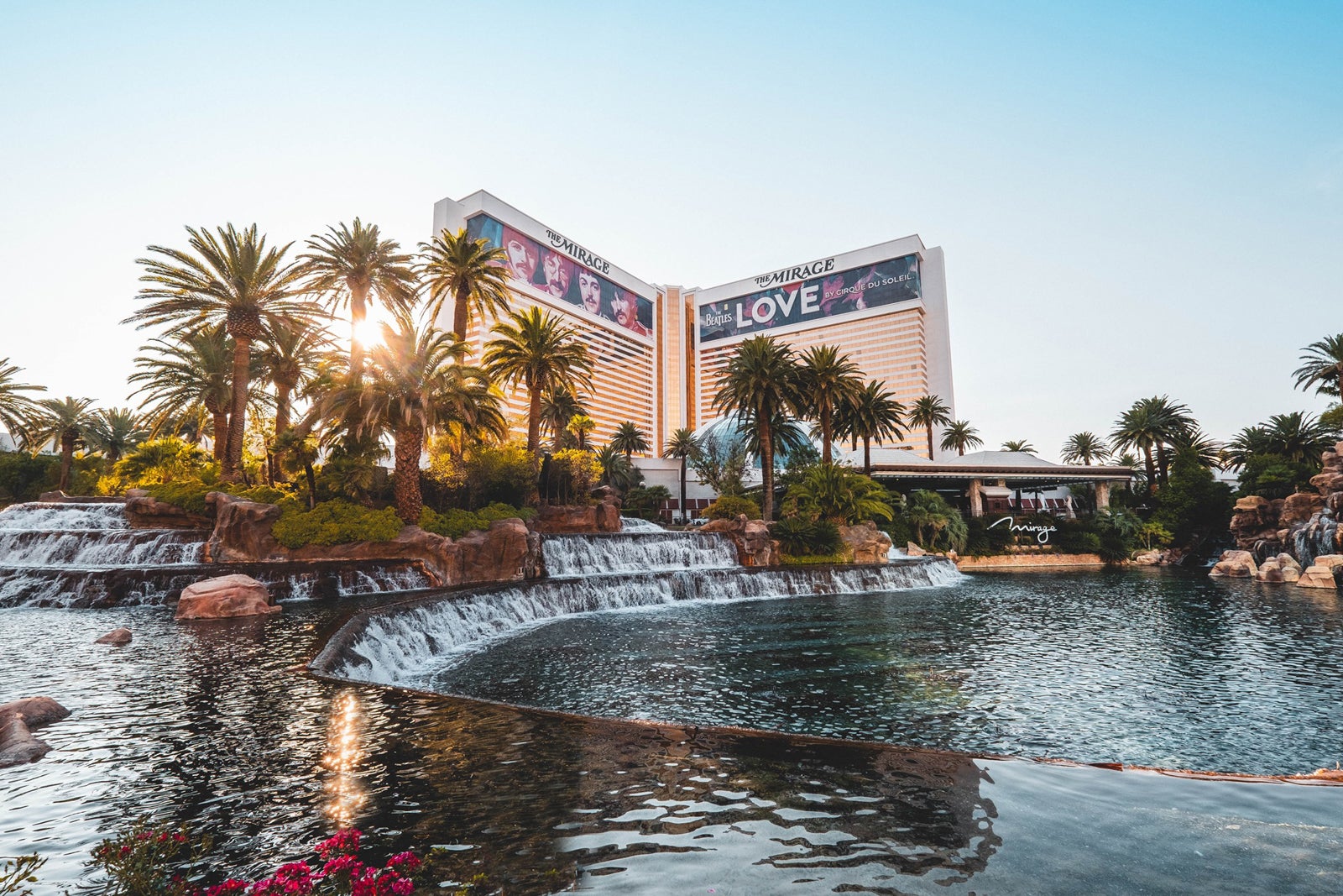 The 3 Las Vegas Hotels With Lazy Rivers in 2023 - Lavish Vegas
