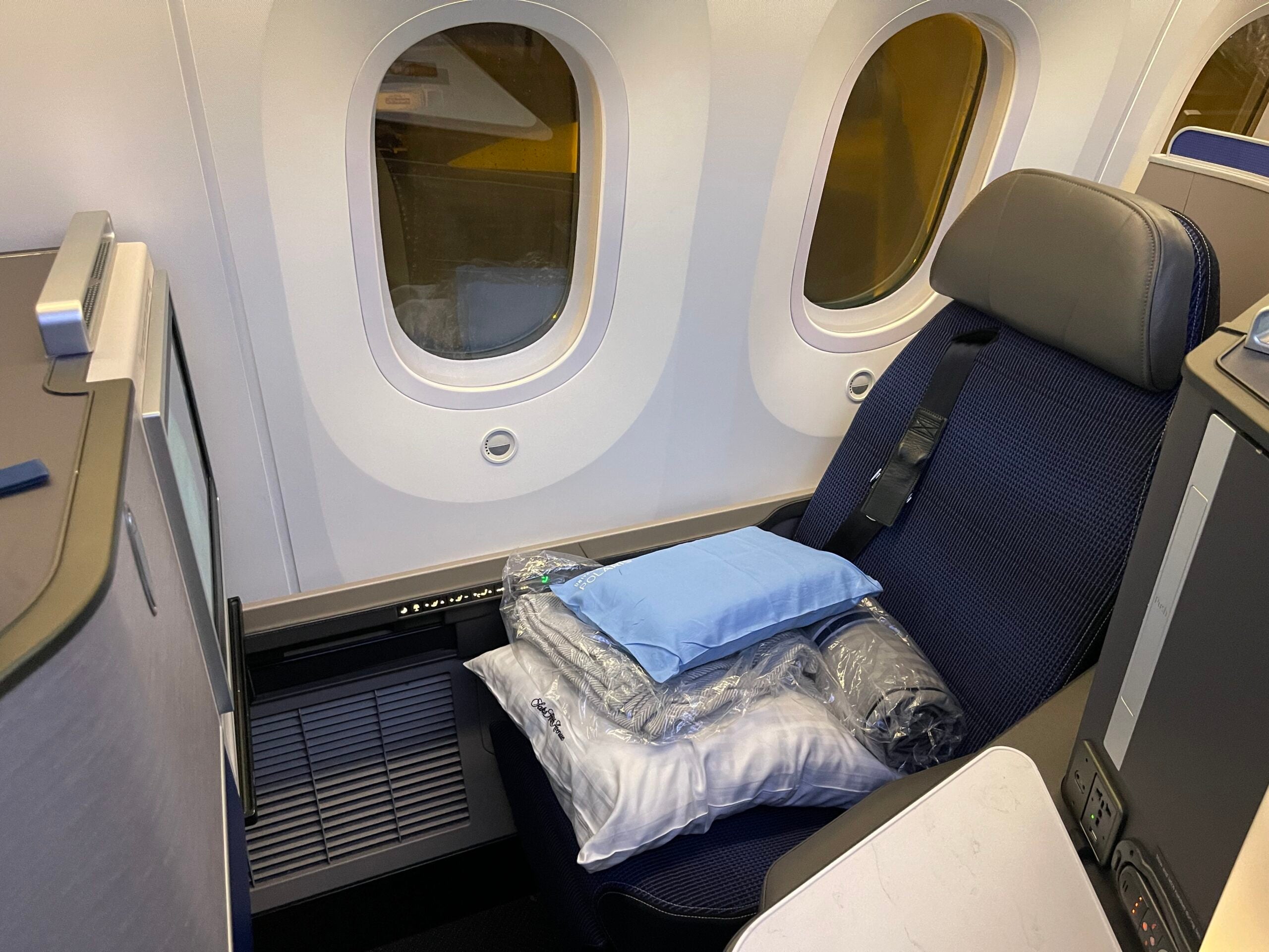 United Airlines Polaris business class on a Boeing 787 9 Dreamliner scaled