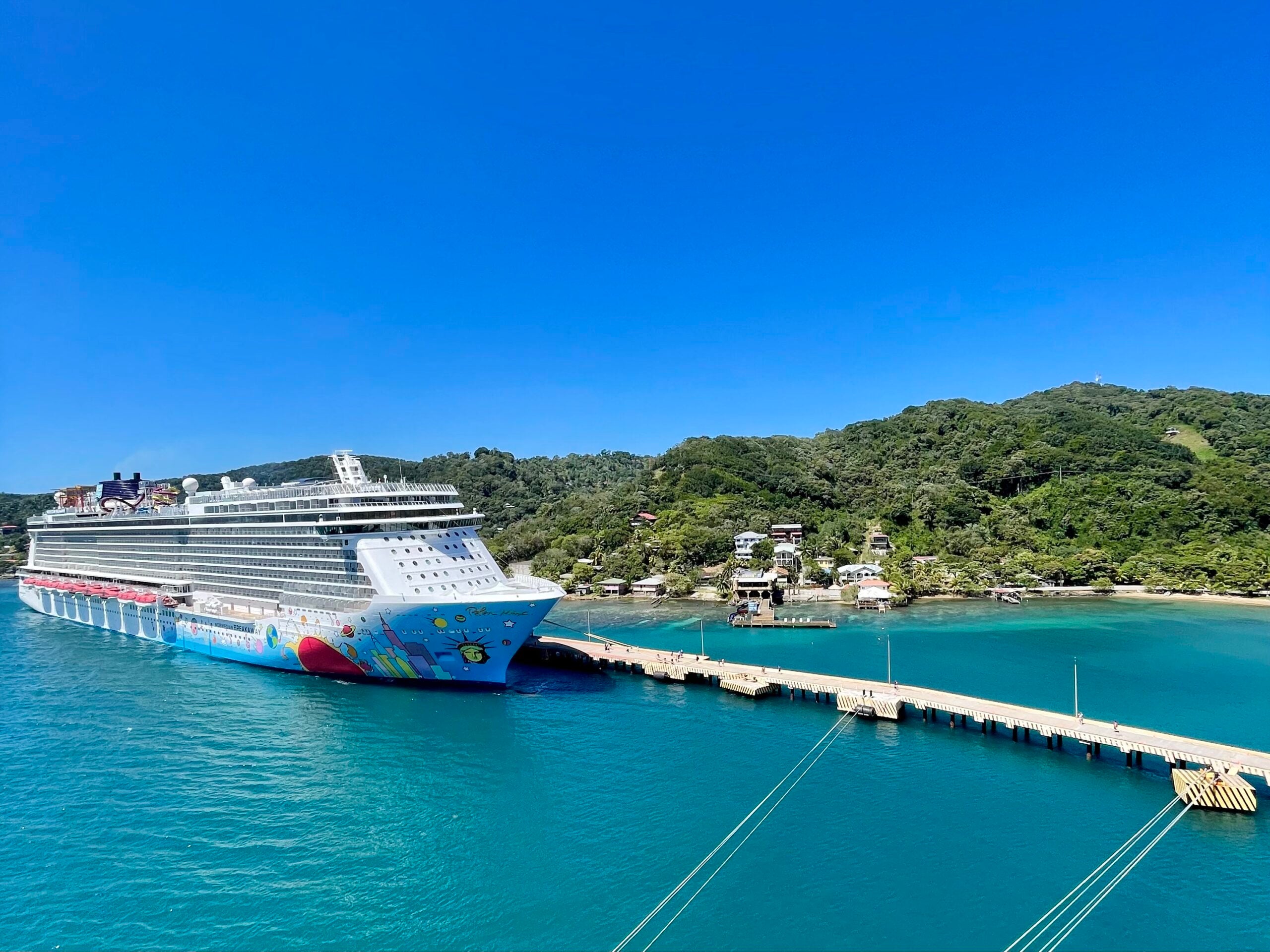 Vacaya cruise port stop in Roatan scaled