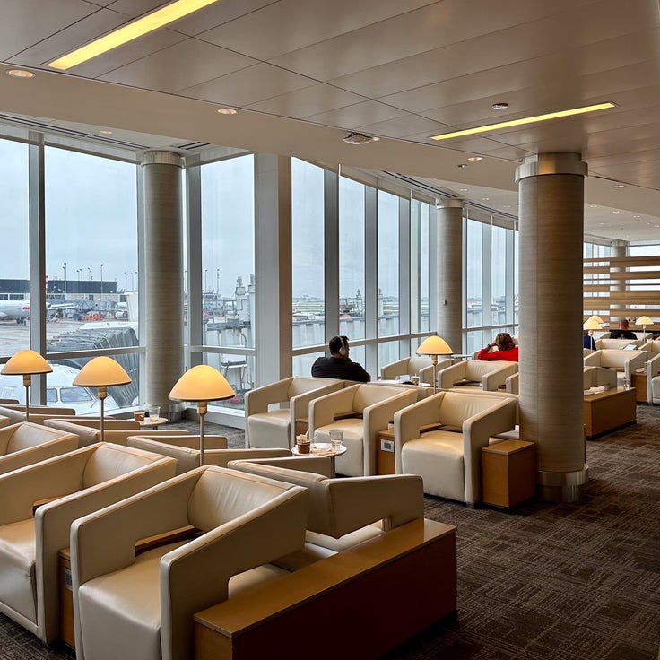 3 reasons why this is the best card for Admirals Club lounge access