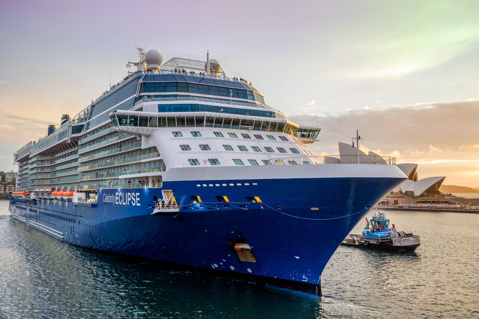 biggest cruise ship holds how many passengers