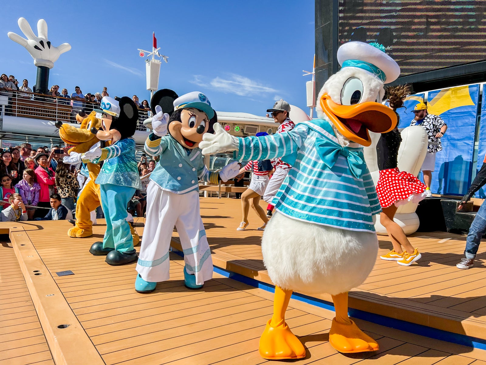 how much does a disney cruise line server make