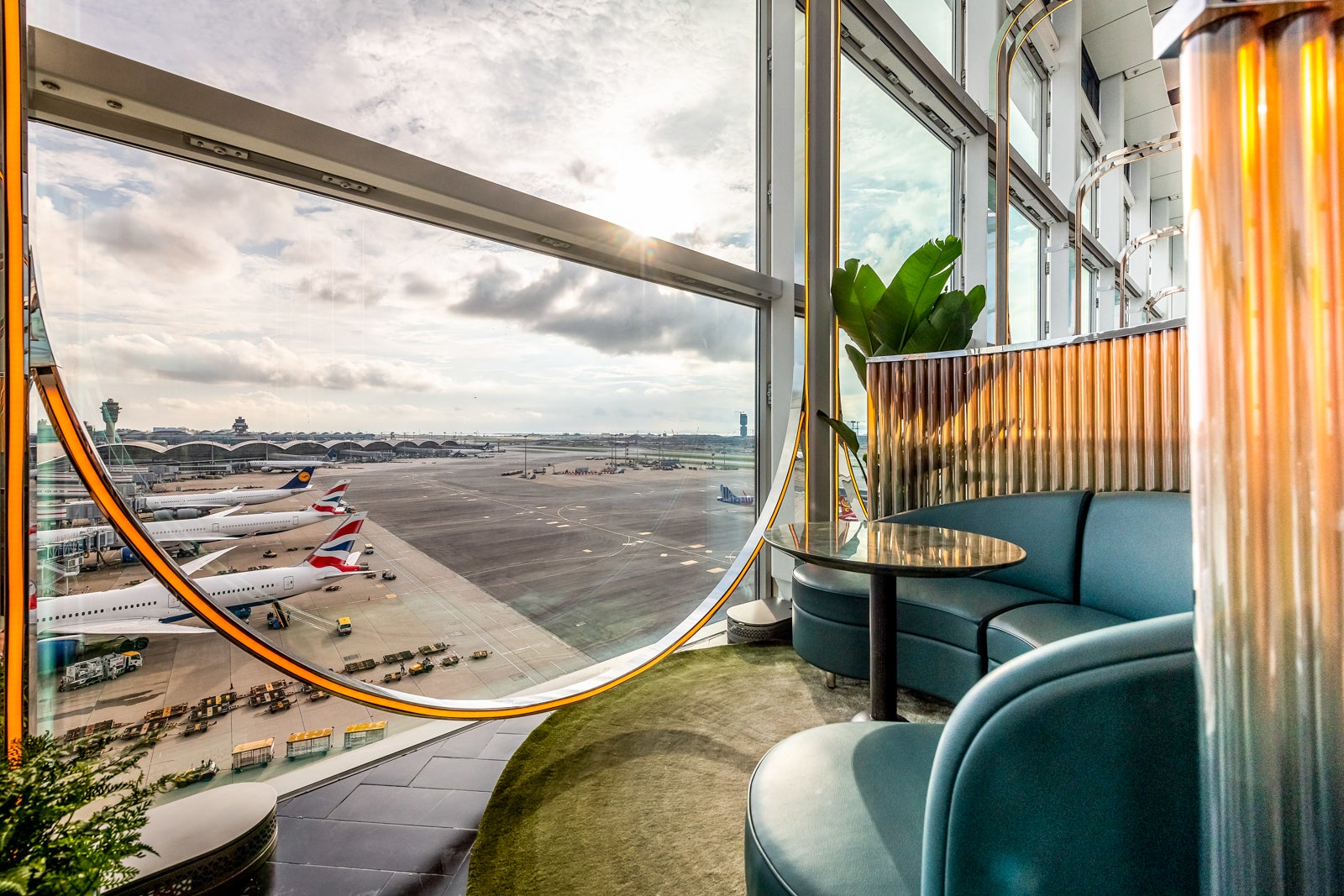 The New Airport Congestion: Plane Spotters Crowd Fancy Hotel Bars