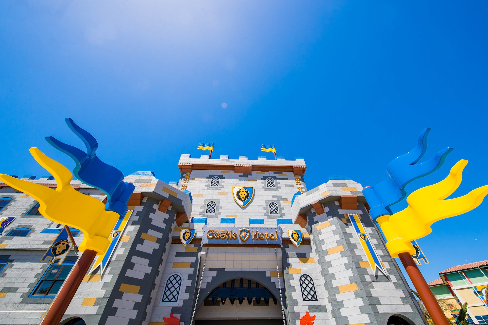 legoland calirfornia p3-birthday-characters-kids-entrance-dancing (1) ct2-castle-exterior