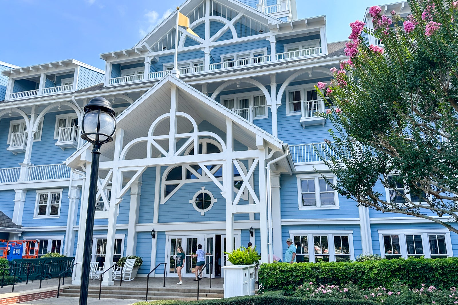 difference between disney beach club and yacht club