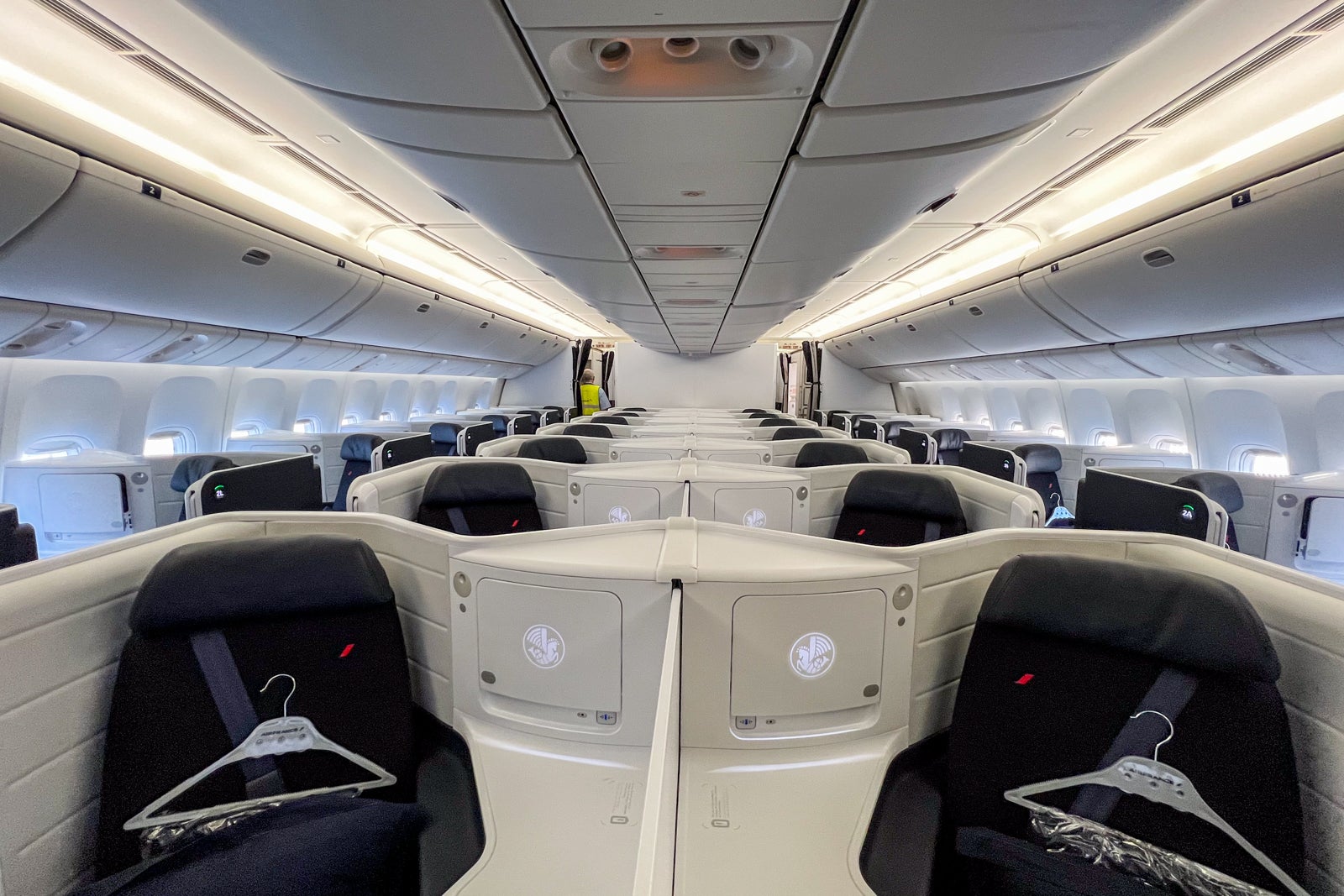 https://thepointsguy.global.ssl.fastly.net/us/originals/2023/07/20230717_Paris-ERosen_Air-France-business-class-cabin-2.jpg