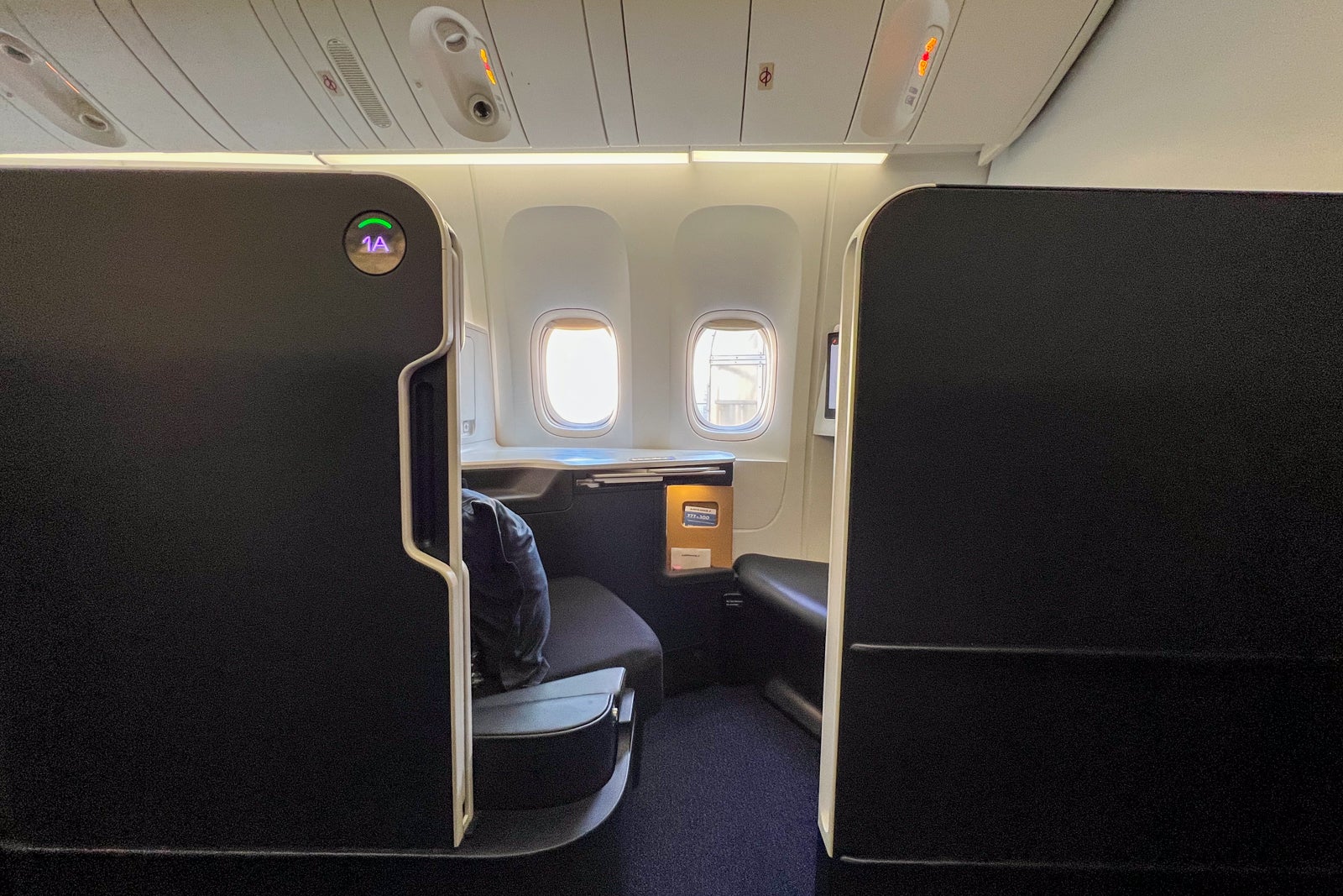 https://thepointsguy.global.ssl.fastly.net/us/originals/2023/07/20230717_Paris-ERosen_Air-France-business-class-seat-side-door.jpg