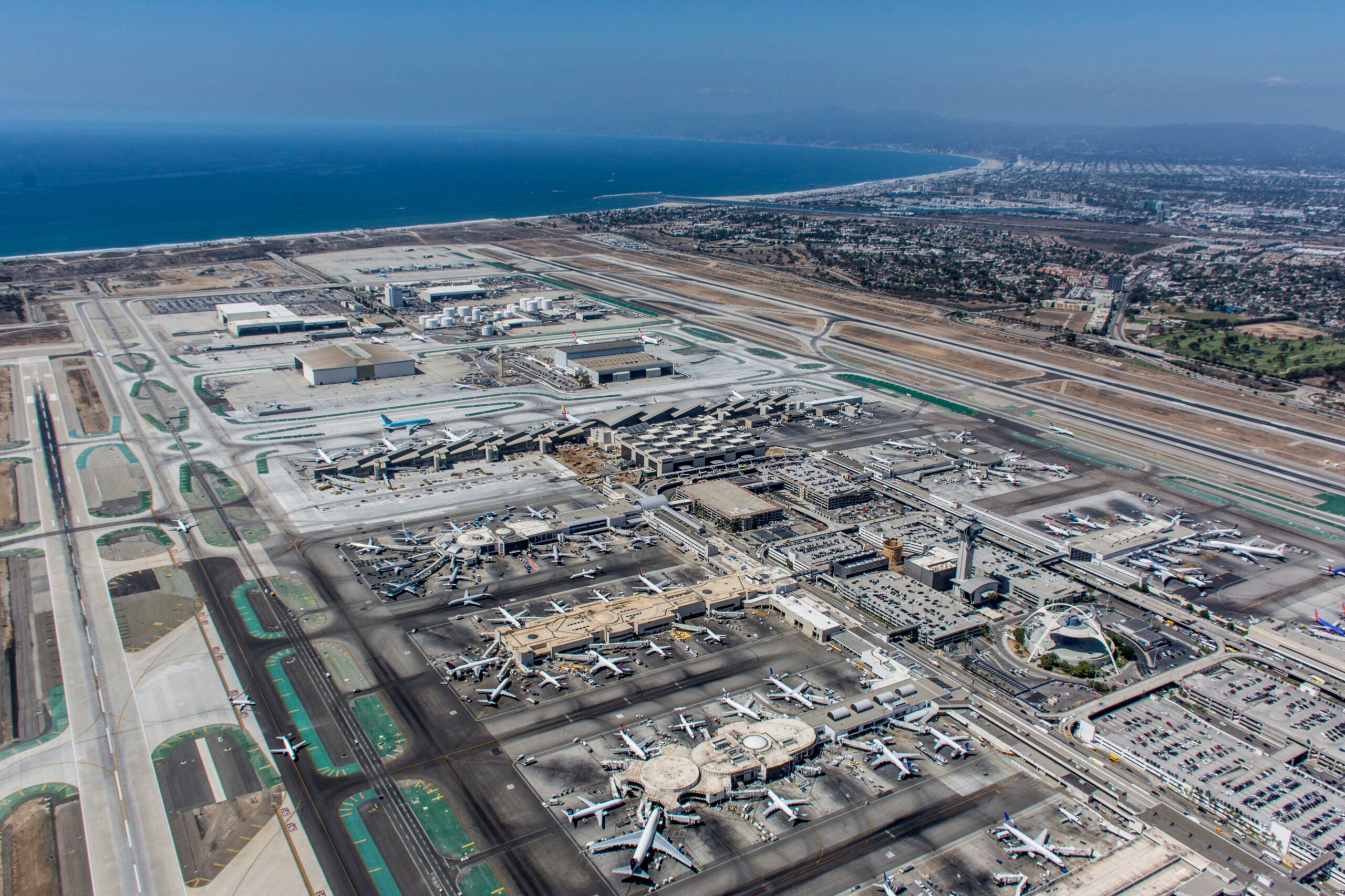 LAX turns into 2nd main US airport to ban sale of single-use plastic water bottles