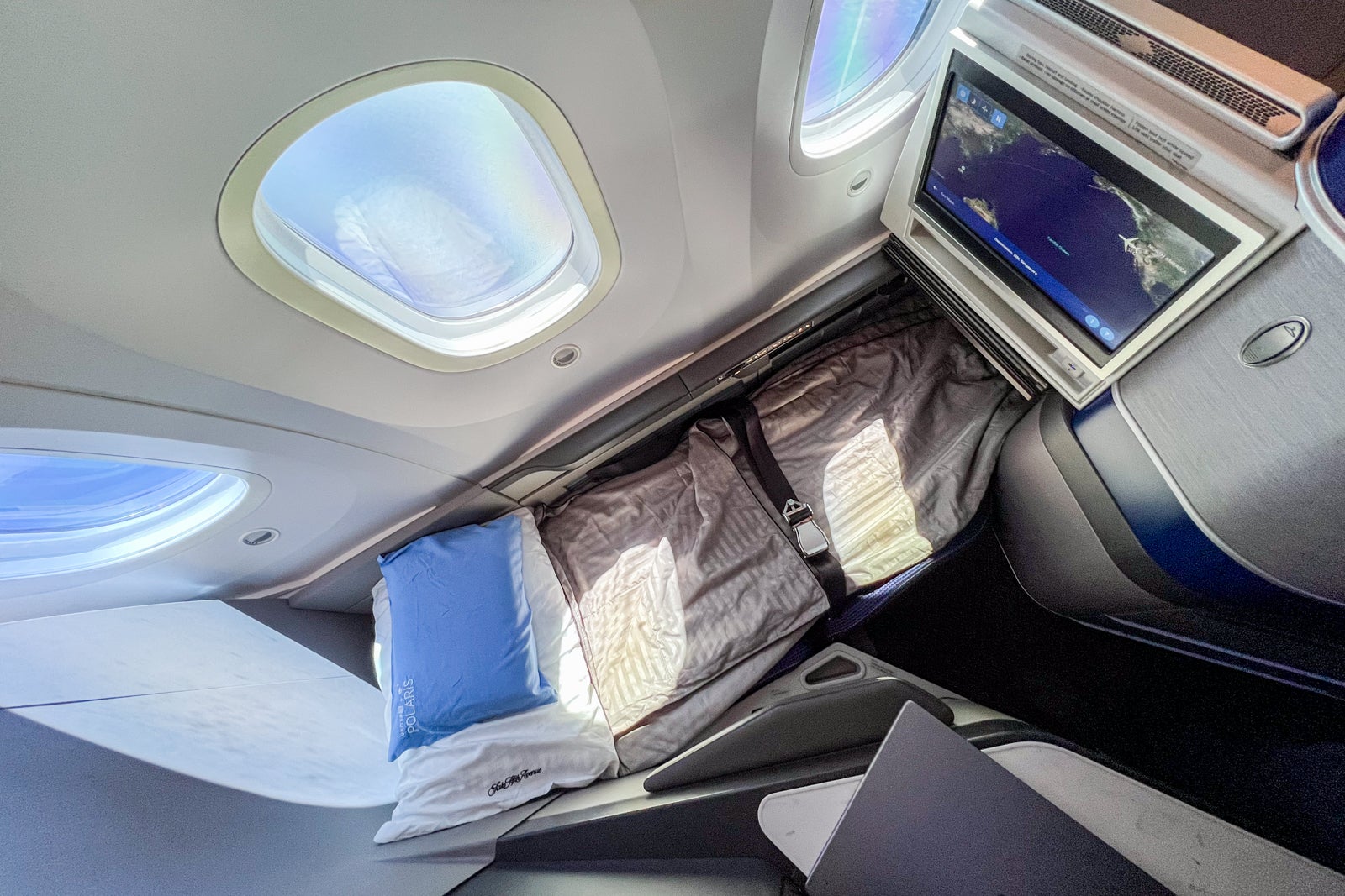 トップ united airlines polaris business classの寝具はダウンまたはフェザーを使っているか