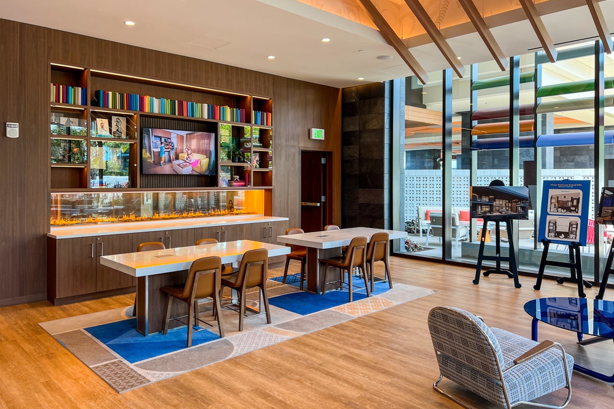 The Villas at Disneyland Hotel Tour the park's 1st new hotel tower in