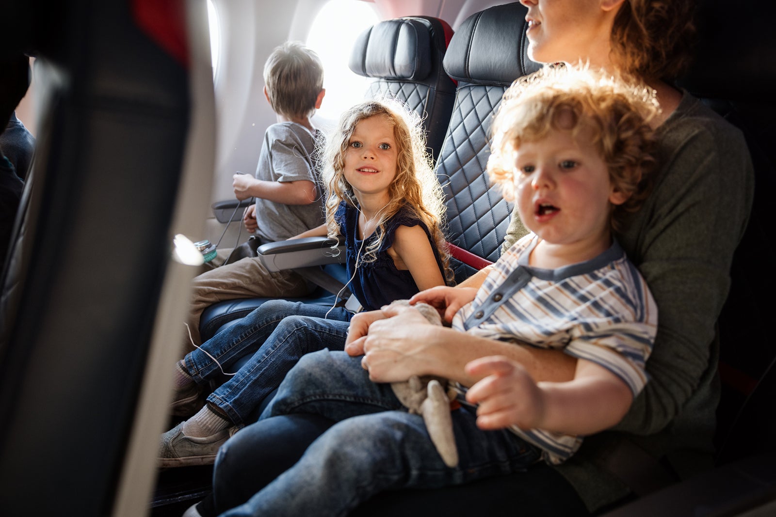 Fast tricks to survive vacation air journey with children