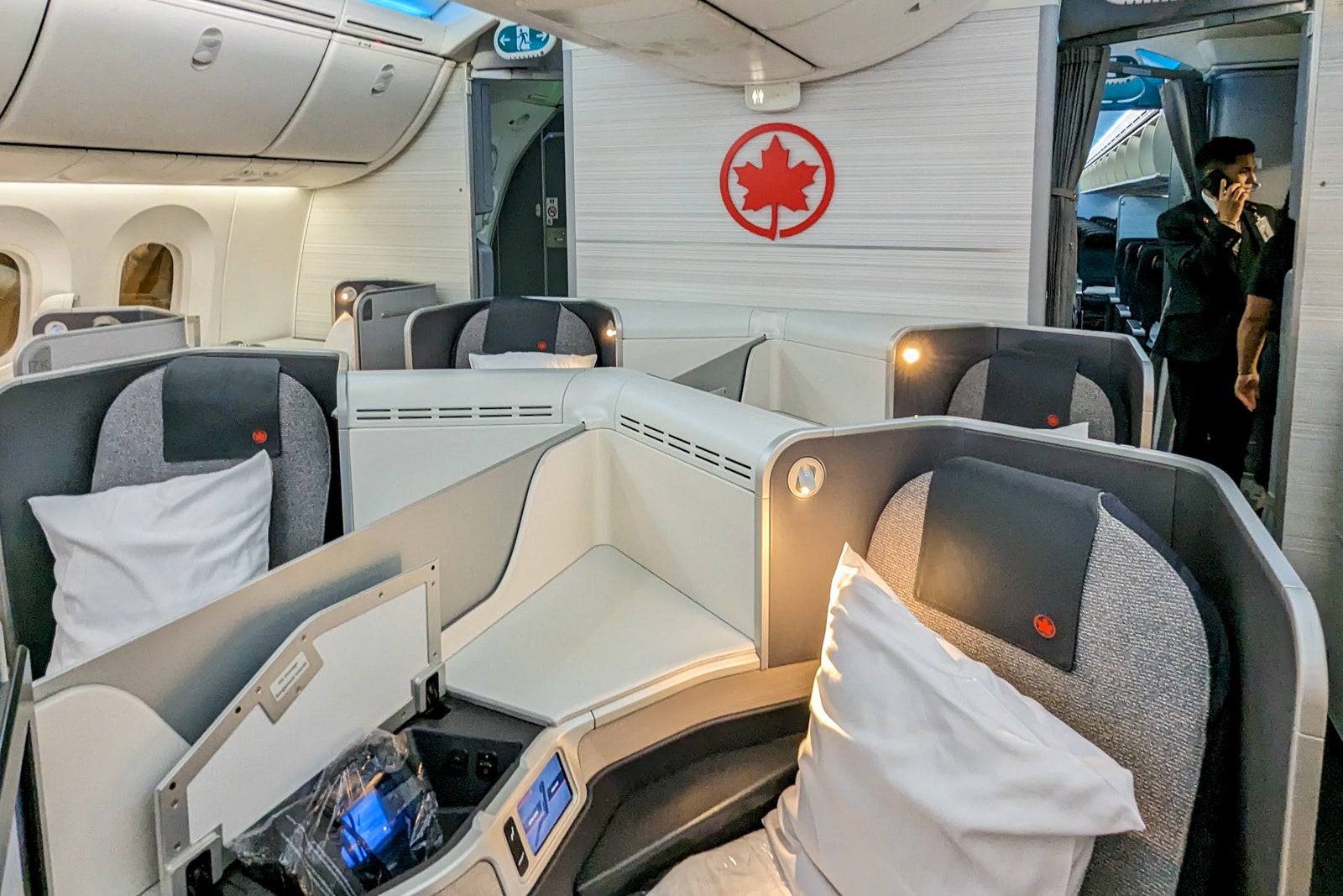 Flying a Month-Old Dreamliner: LOT 787-9 Business Class Review - The Points  Guy