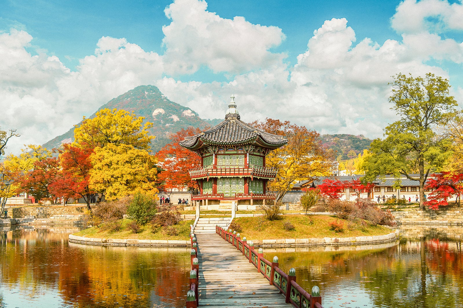 Best Destinations To Visit In 2024 South Korea The Points Guy   Gyeongbokgung Palace In AutumnSouth Korea Tawatchaiprakobkit 