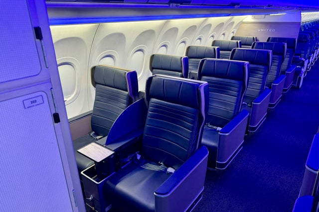 Flying United's new first-class recliners on the snazzy Airbus A321neo ...