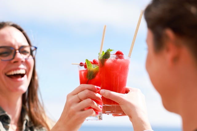 Norwegian Cruise Line_Facebook_People enjoying drinks_2