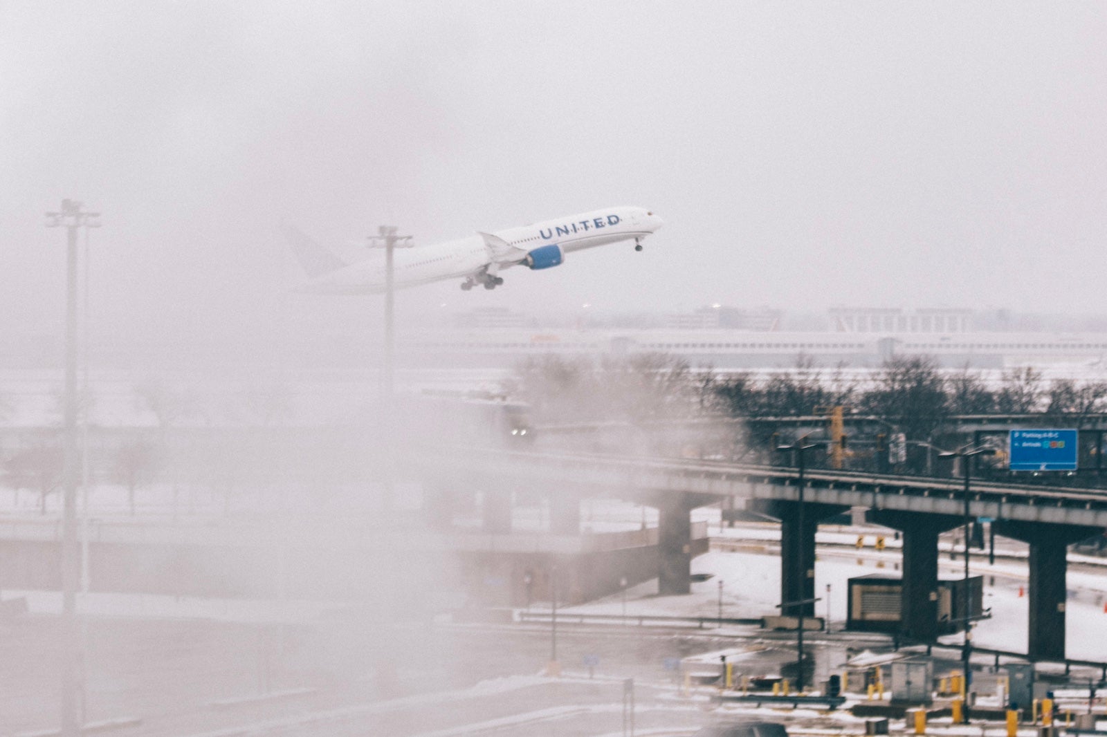 Winter Storm Brings Blizzard Conditions To Chicago, And Forces 1,900 Flight Cancellations Nationwide