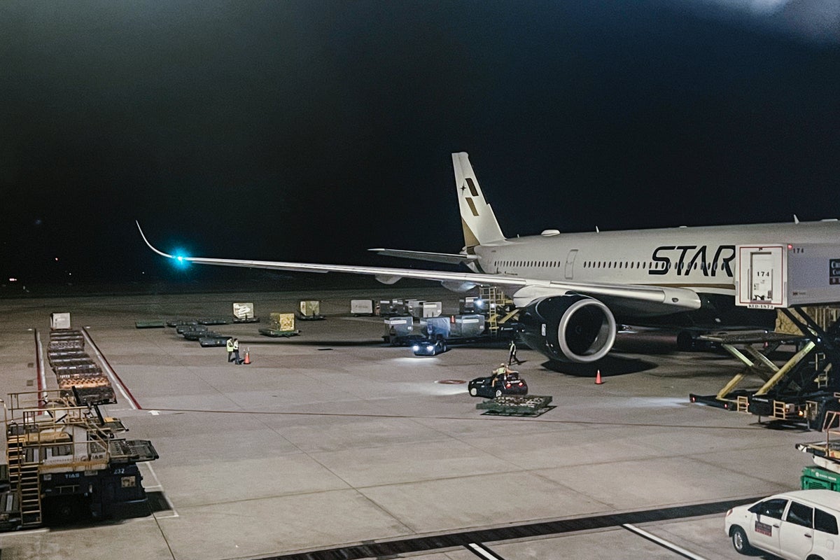 A review of Starlux business class on the Airbus A350900 from Los