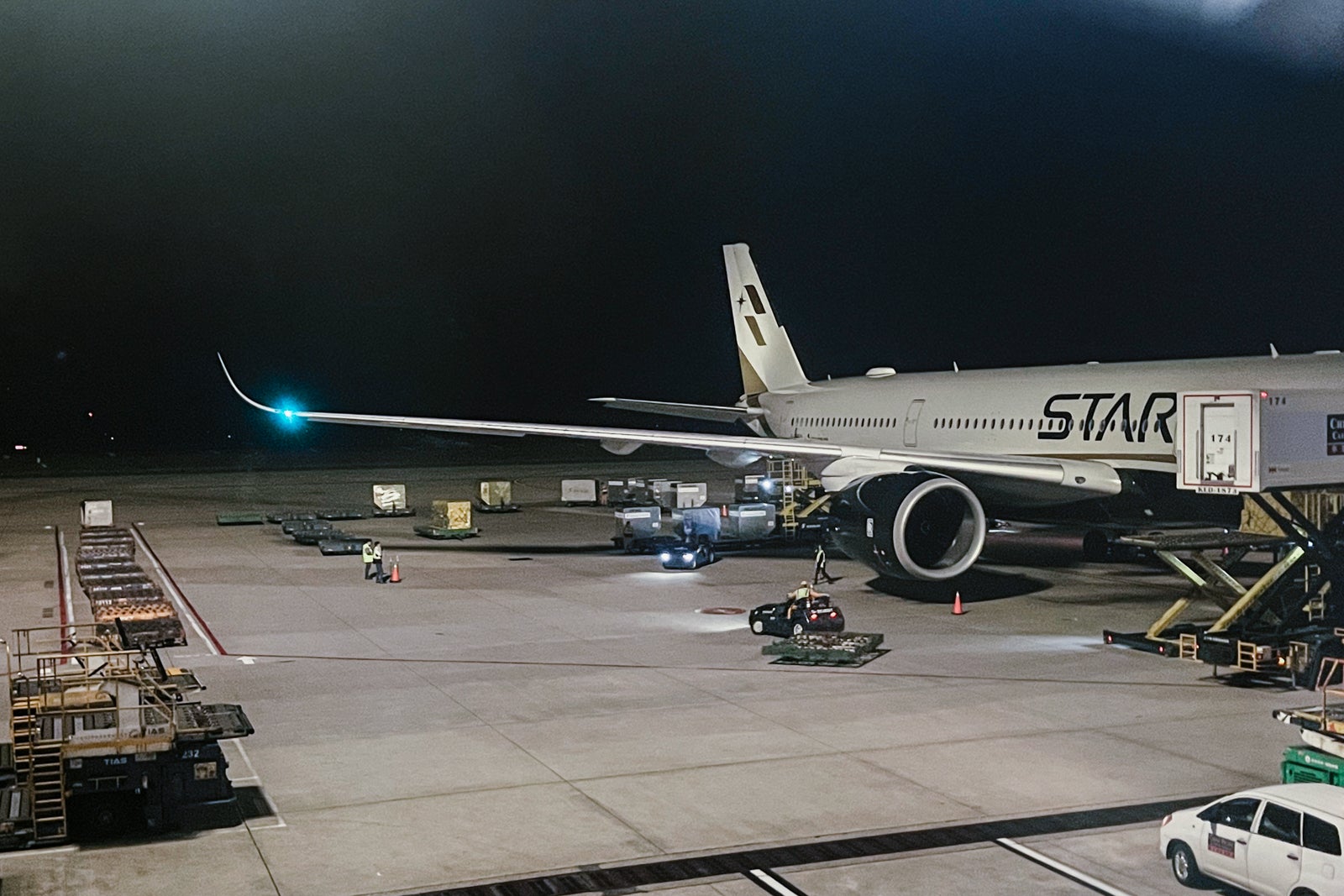A review of Starlux business class on the Airbus A350900 from Los