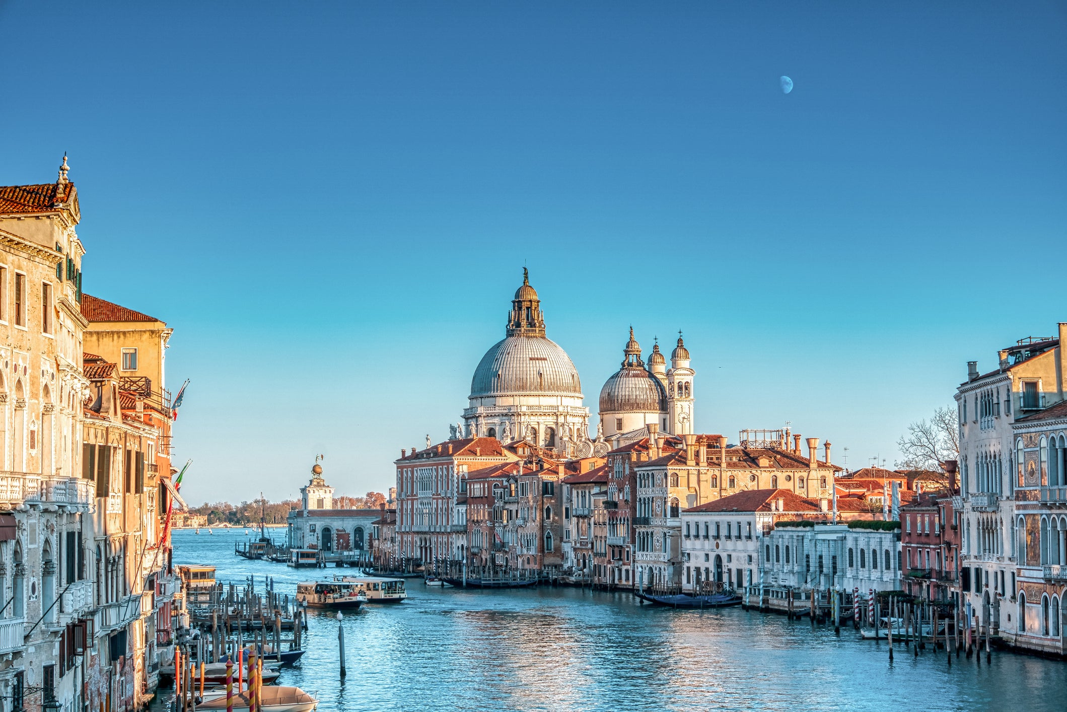 Avviso offerta Italia: vola a Venezia, Milano e Napoli per $ 479 andata e ritorno