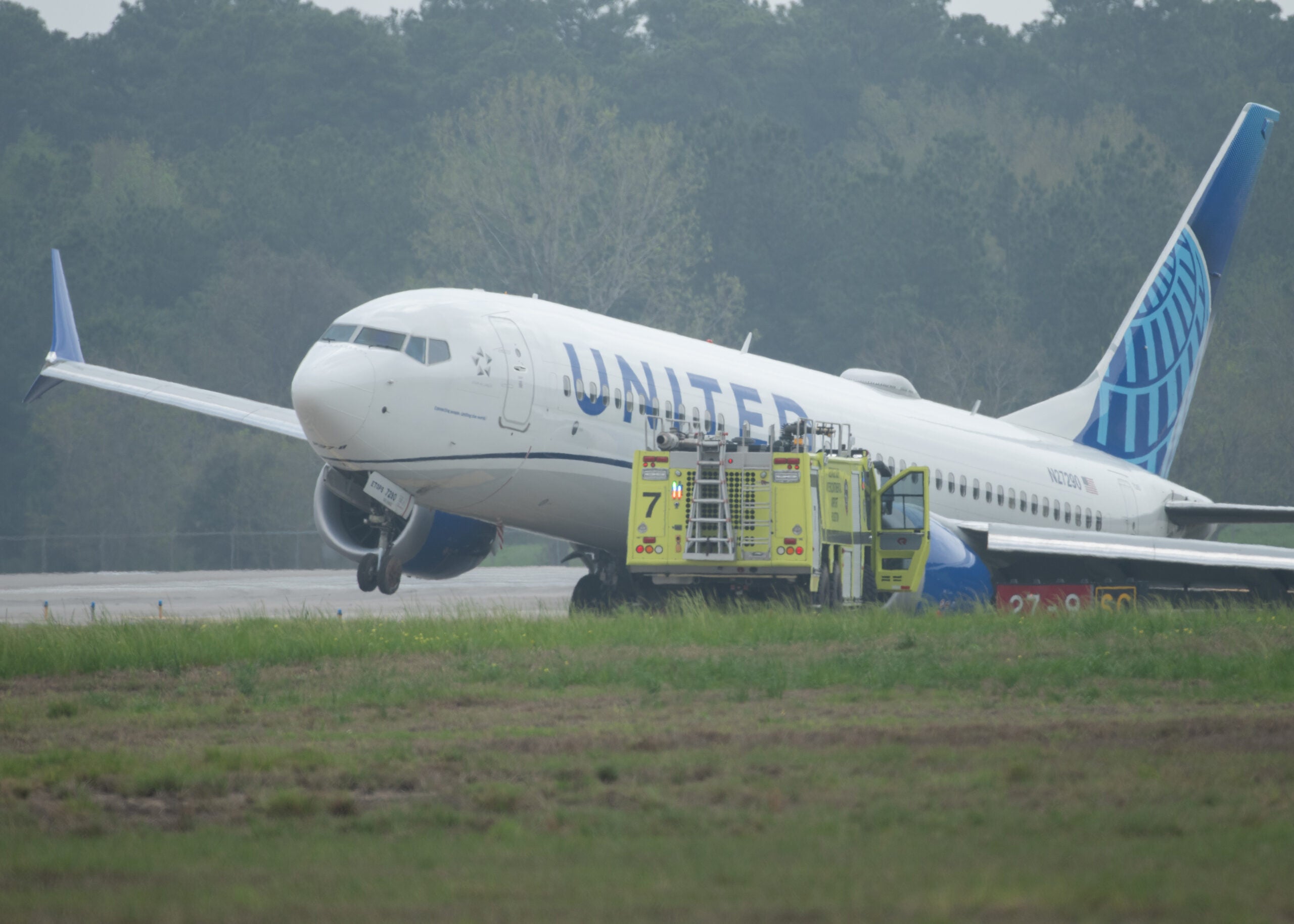 United Airlines Jet IAH runway excursion
