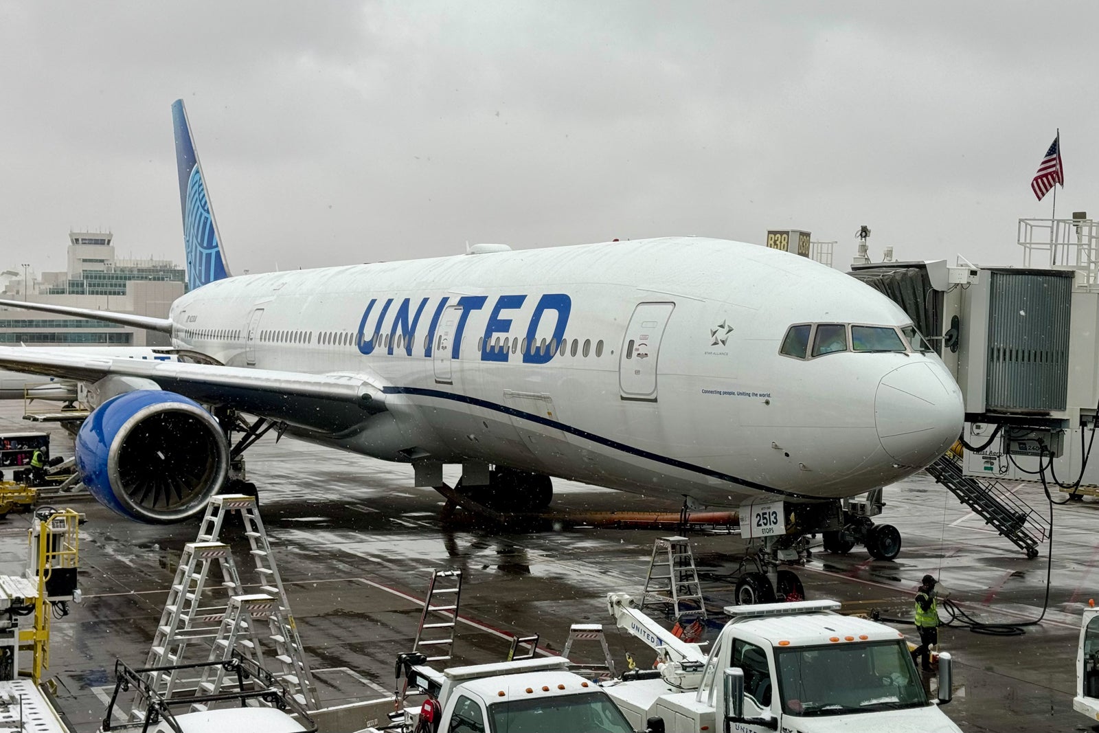 United Boeing 777-200 Denver DEN