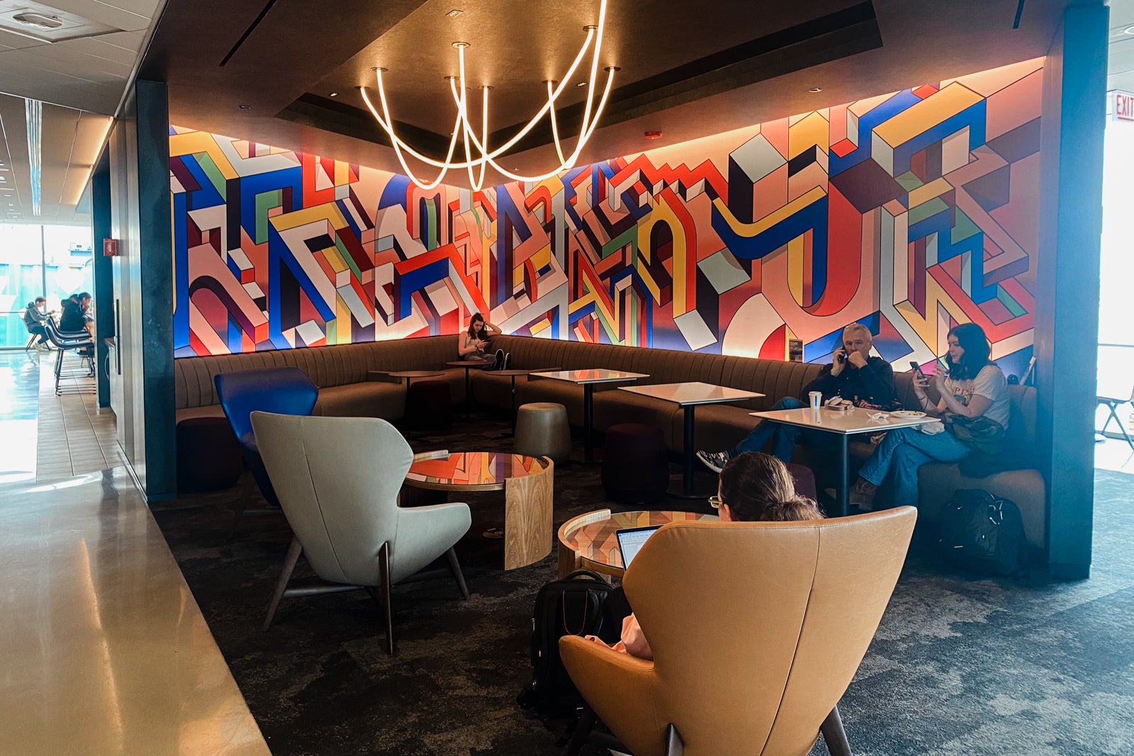 Natural light and space for all: A look at O'Hare's newest United Club ...