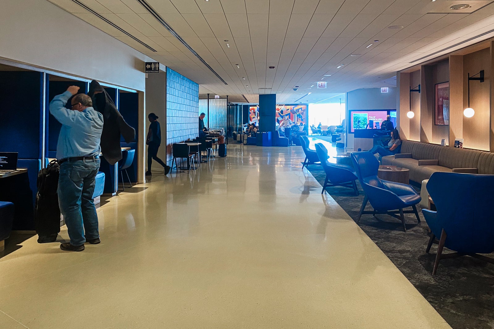Natural light and space for all: A look at O'Hare's newest United Club ...