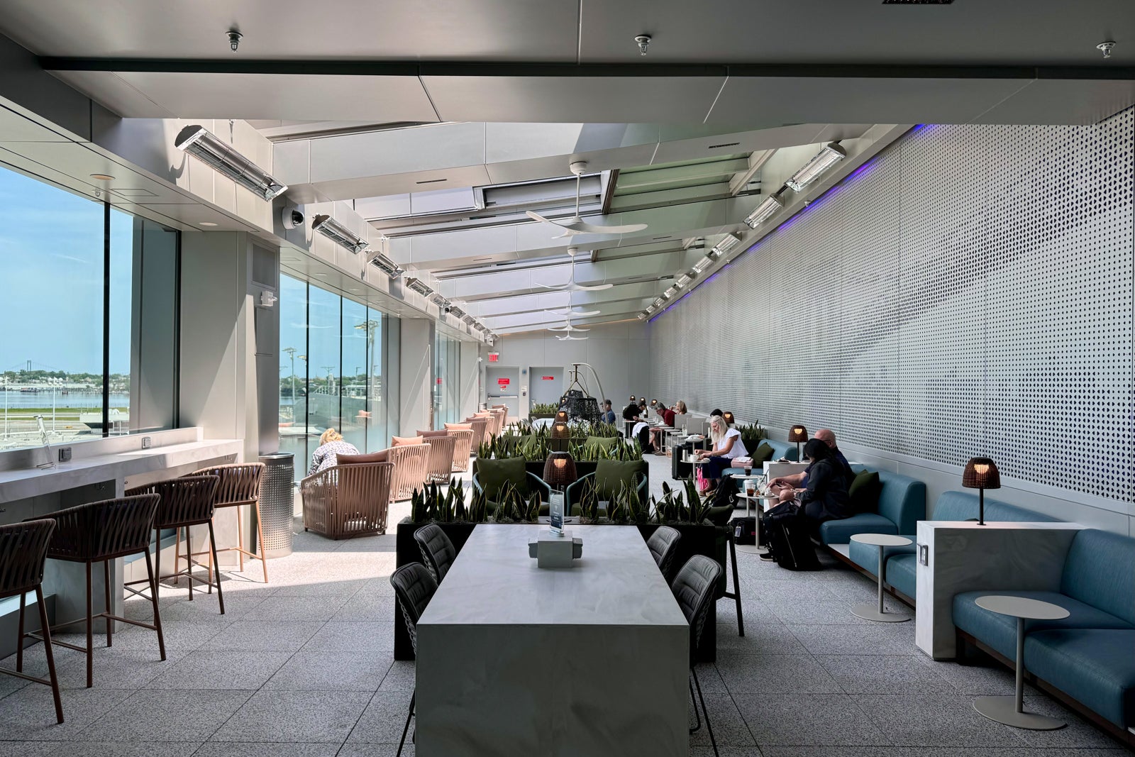 Delta debuts stunning Sky Club expansion in LaGuardia, adds Sky Deck to ...