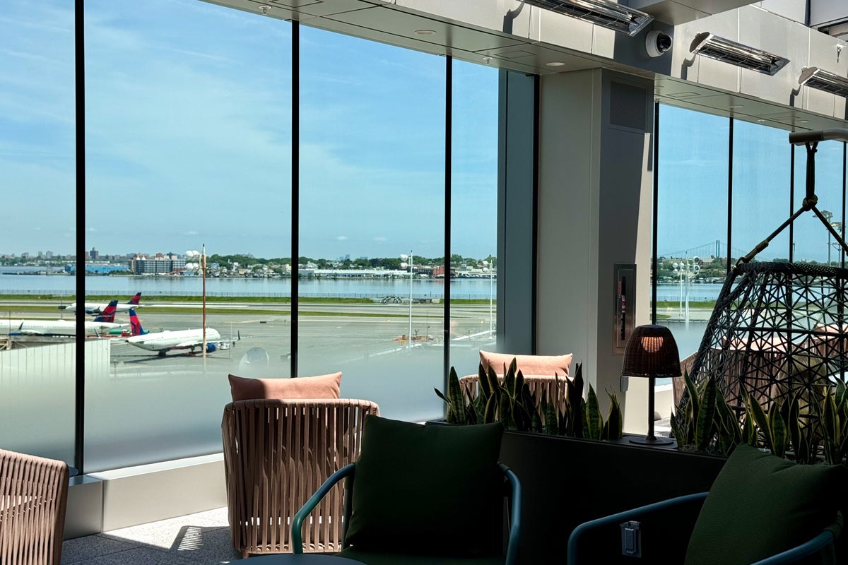 Delta debuts stunning Sky Club expansion in LaGuardia, adds Sky Deck to ...