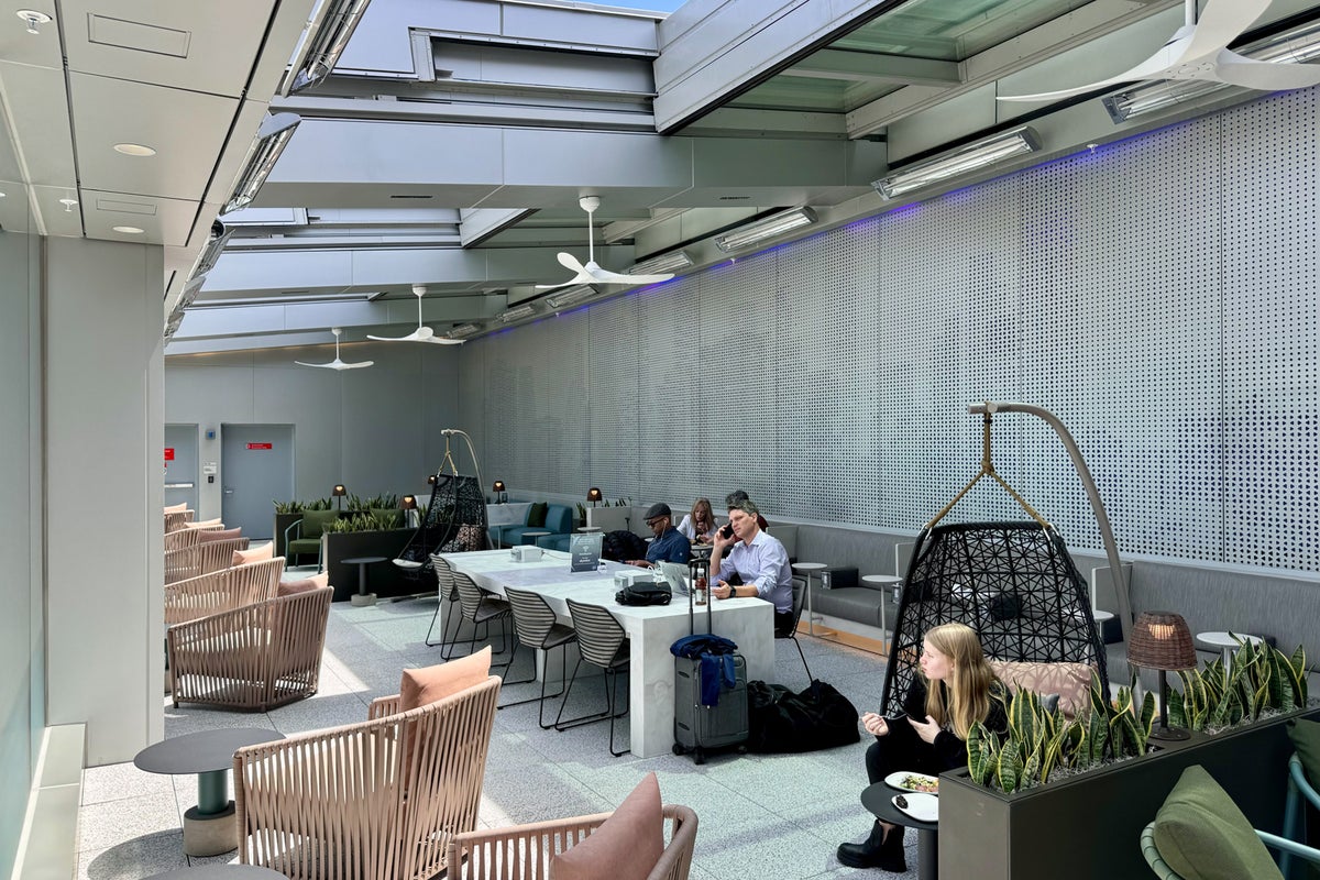 Delta debuts stunning Sky Club expansion in LaGuardia, adds Sky Deck to ...