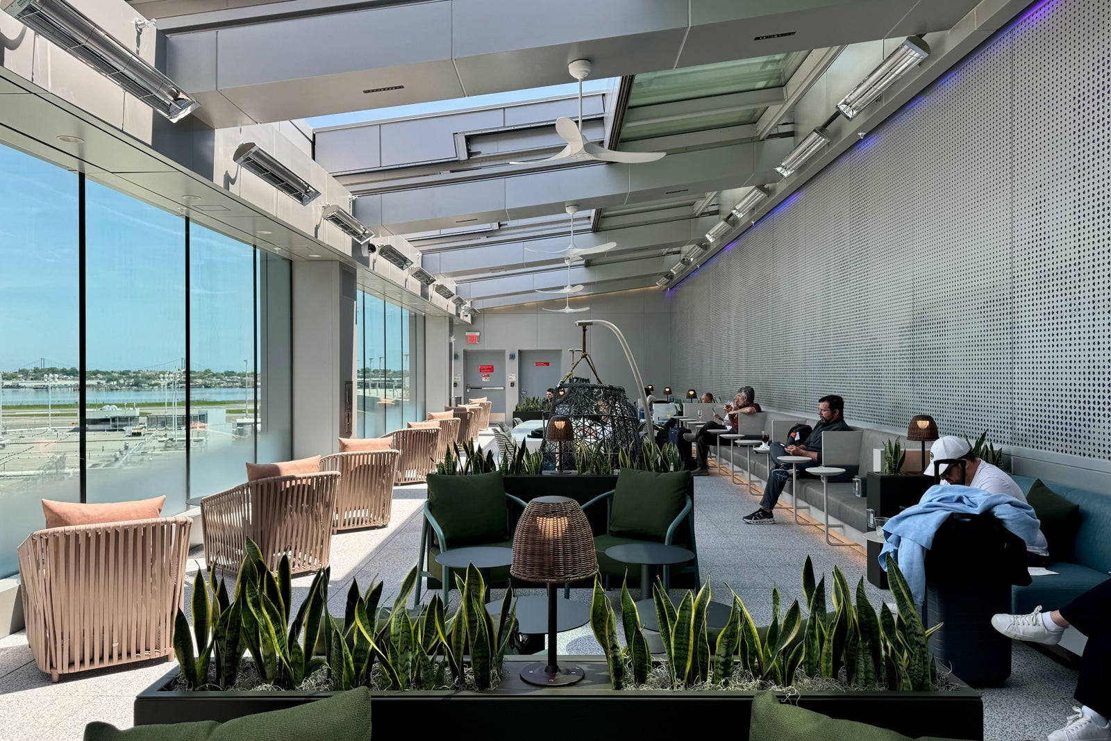 Delta debuts stunning Sky Club expansion in LaGuardia, adds Sky Deck to ...