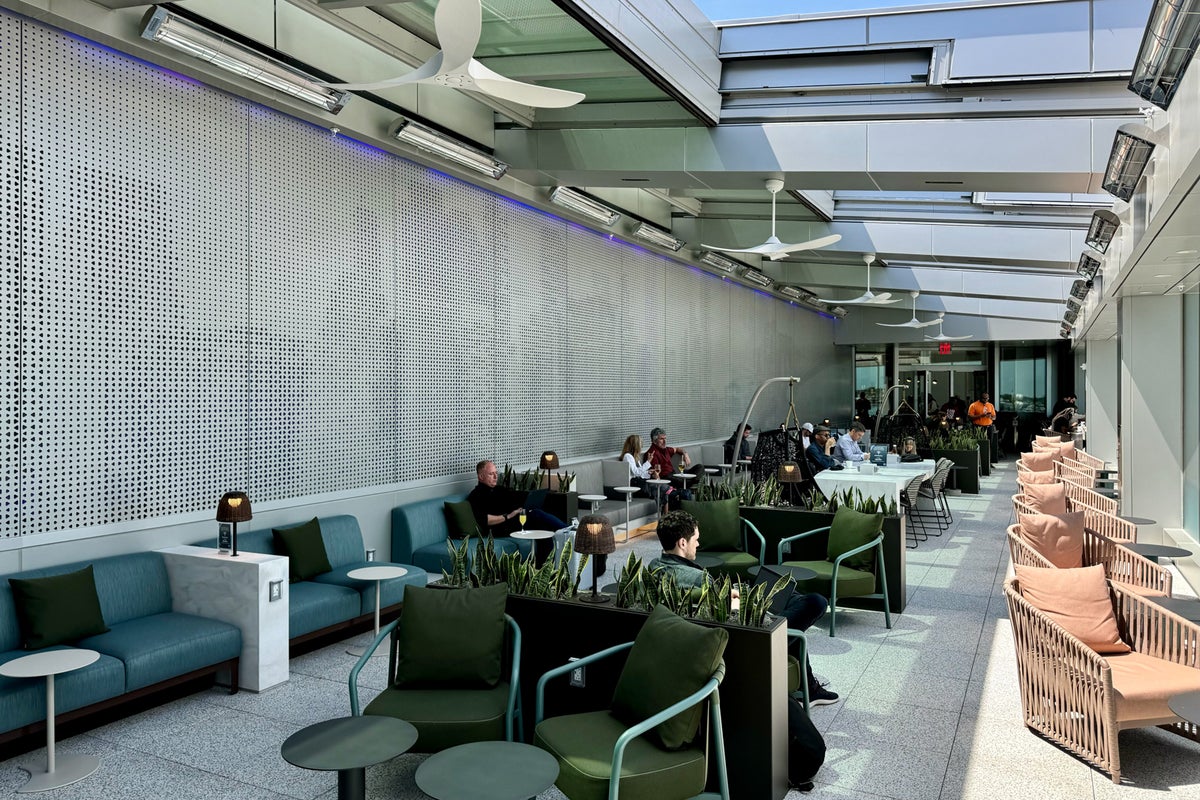 Delta debuts stunning Sky Club expansion in LaGuardia, adds Sky Deck to ...